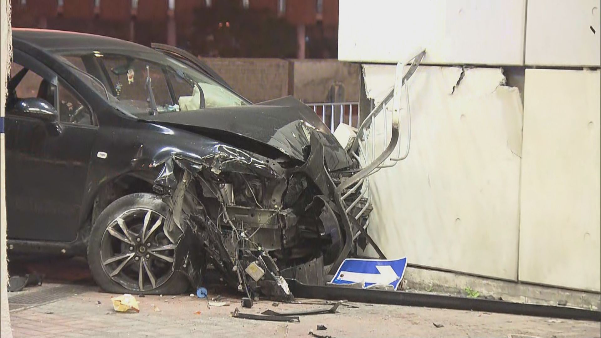 尖沙咀私家車避警截撞港鐵紅磡站外牆　司機被捕