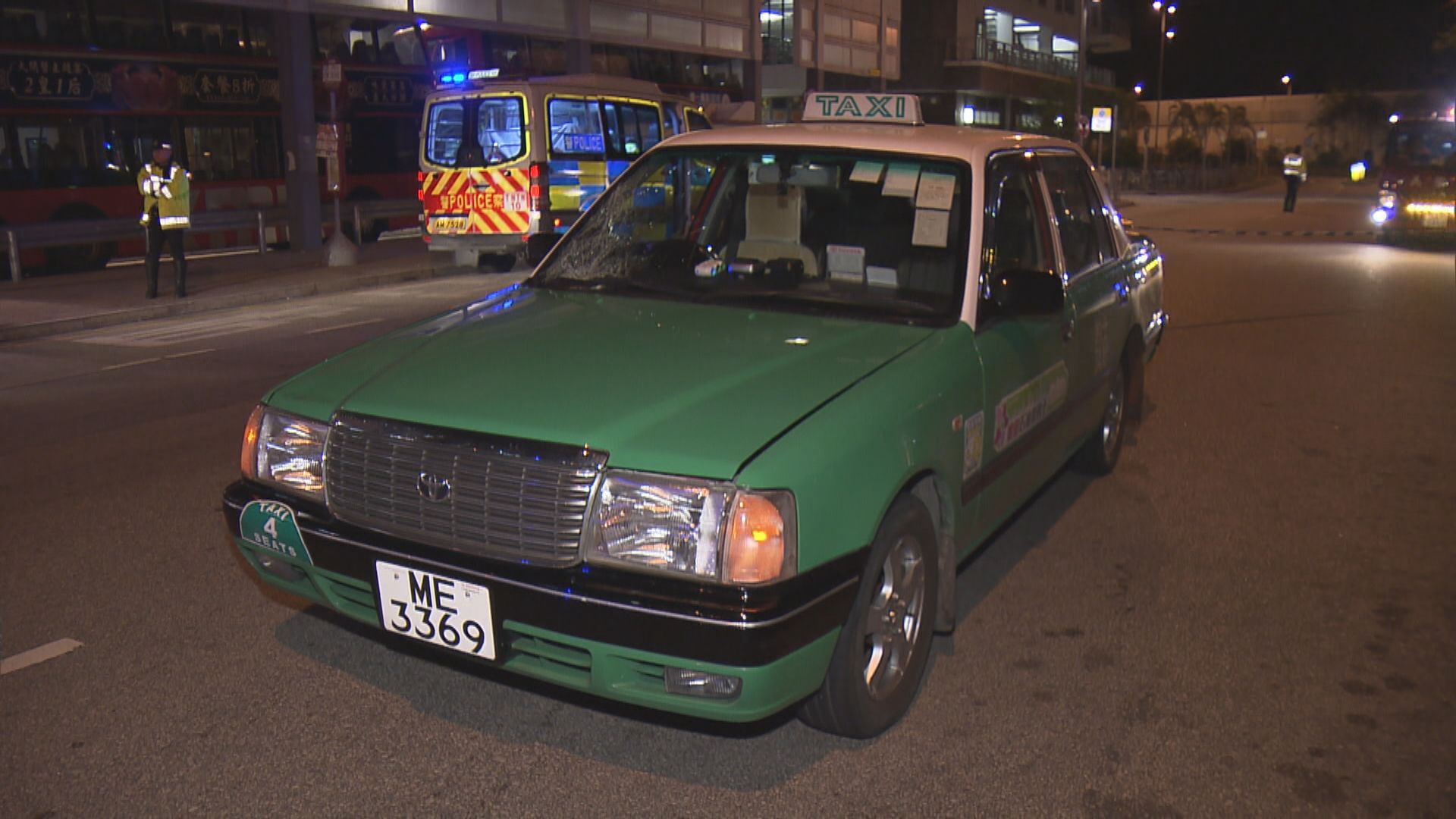 天水圍有的士撞傷途人　兩女受傷送院