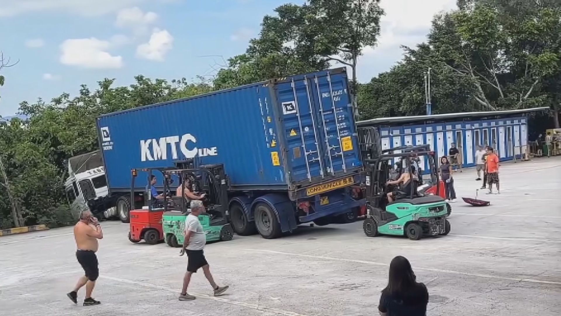 流浮山貨櫃車失事溜前　司機救車時遭輾斃