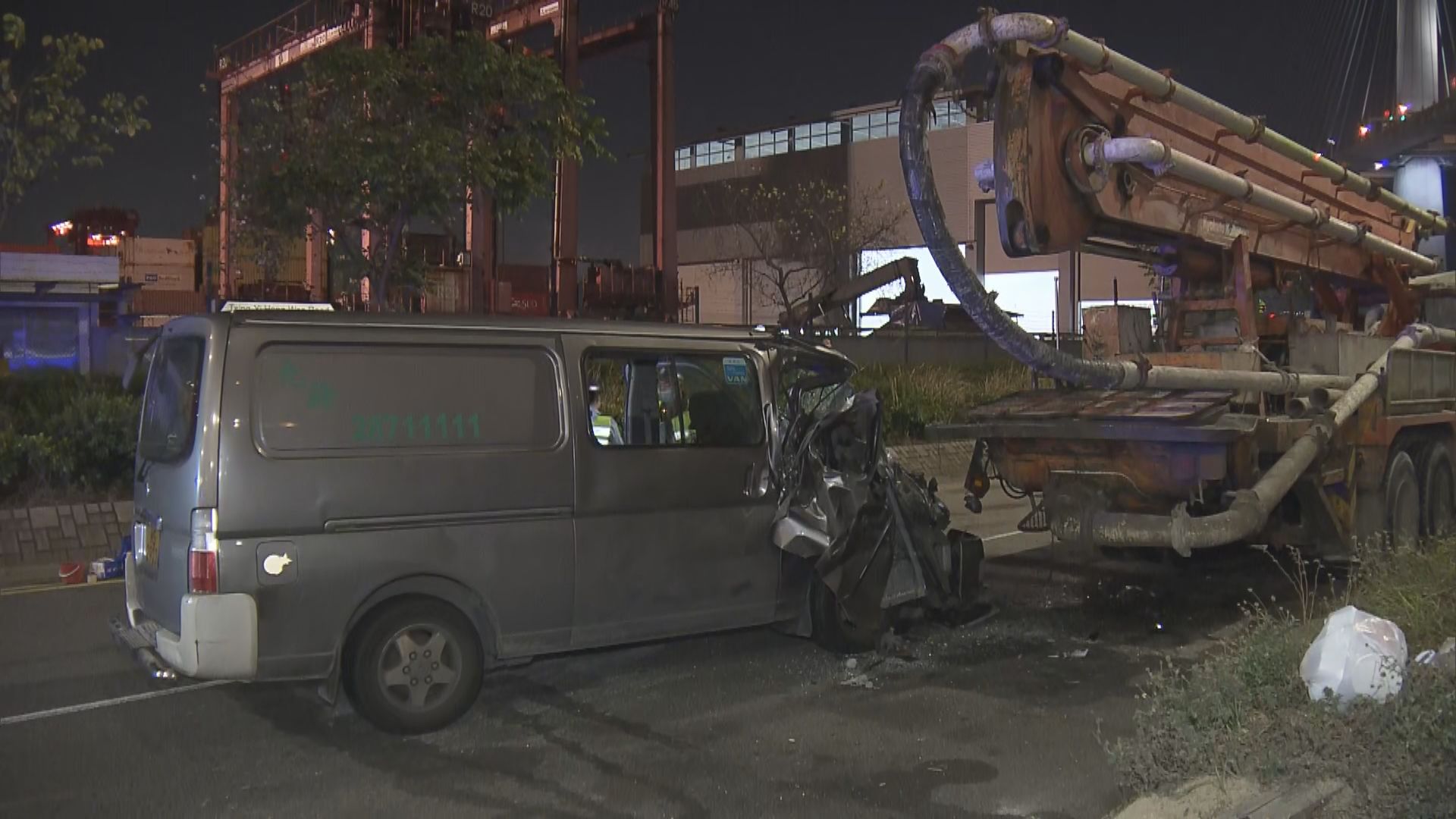 青衣交通意外　2人重傷送院