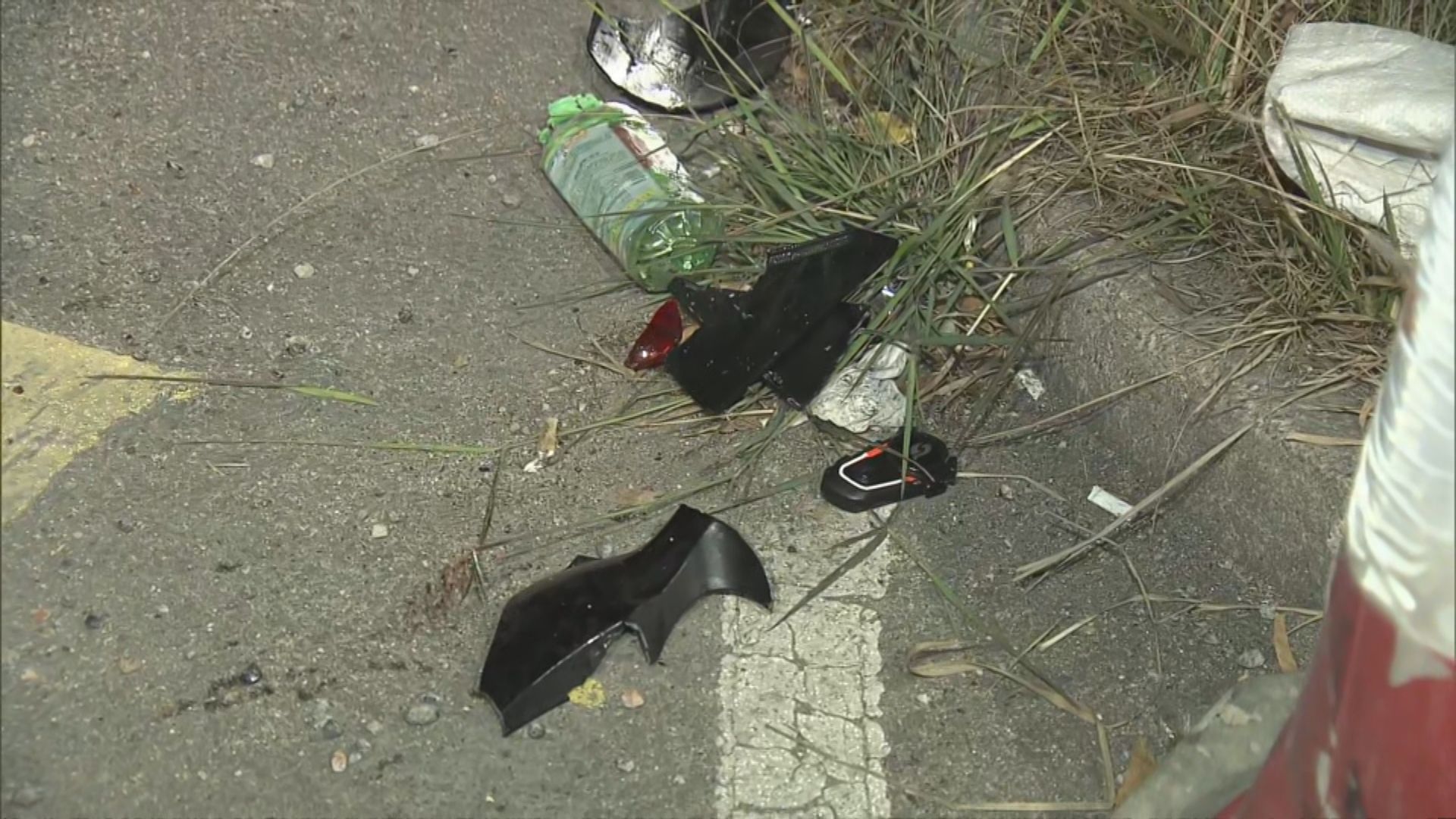 東涌私家車與電單車相撞釀兩傷