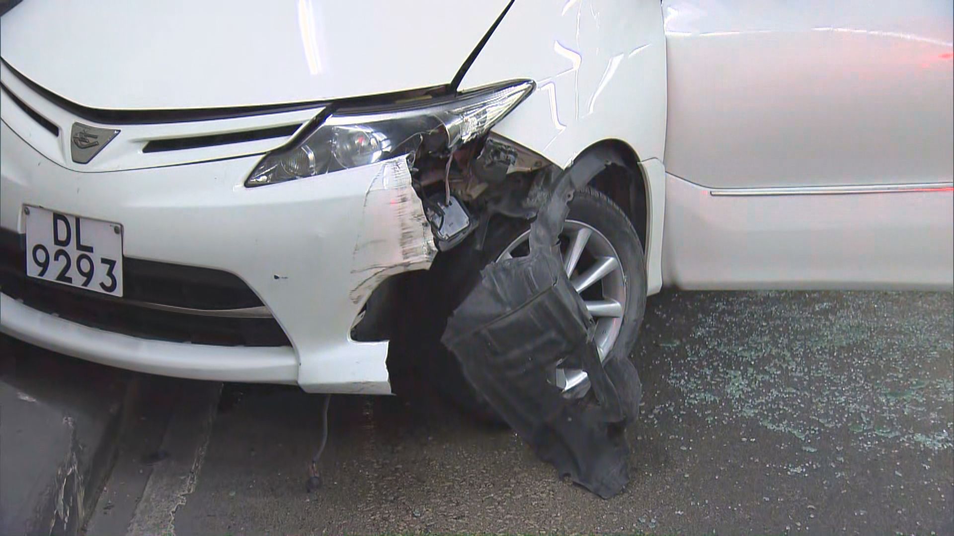 獅隧管道私家車撞壆司機送院亡