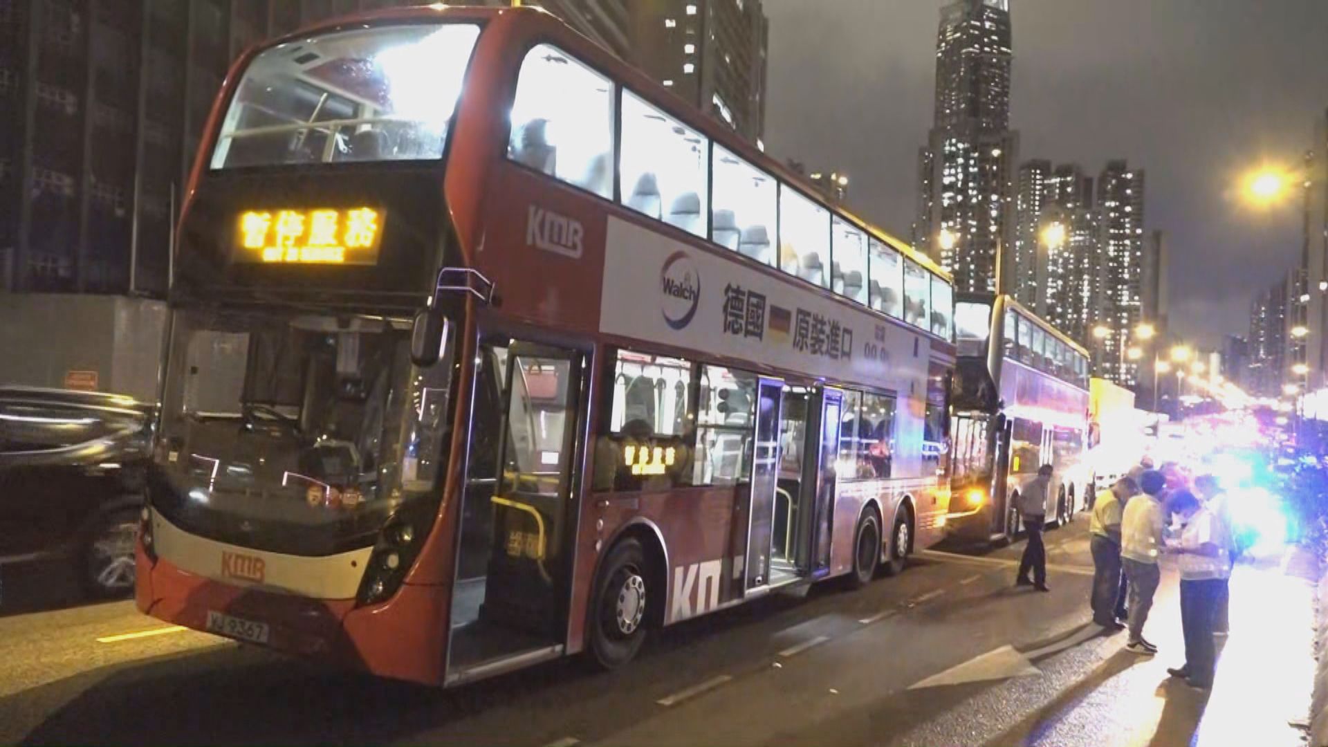 荃灣路三車相撞十人受傷