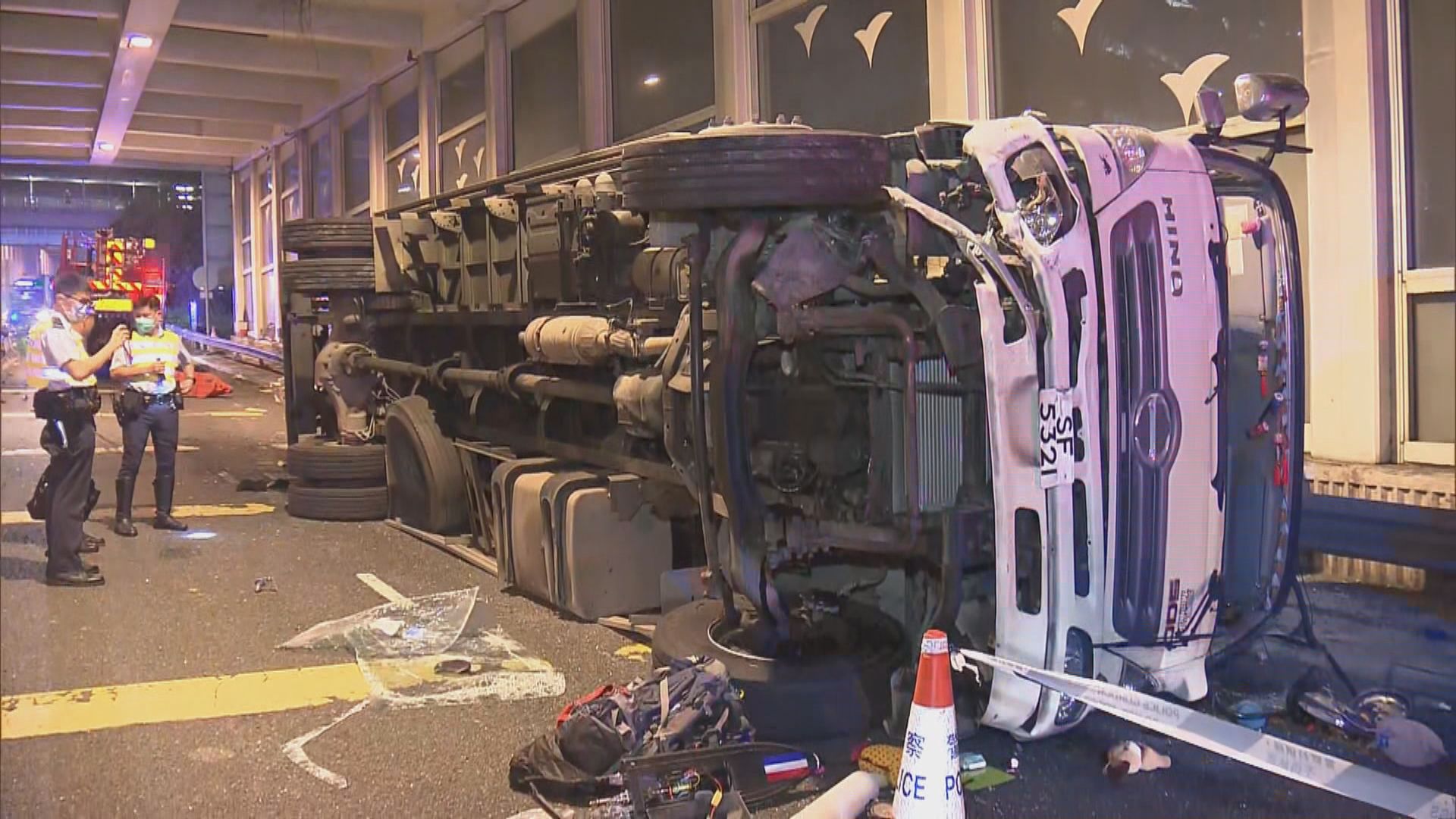 荃灣貨車翻側司機拋出被壓死