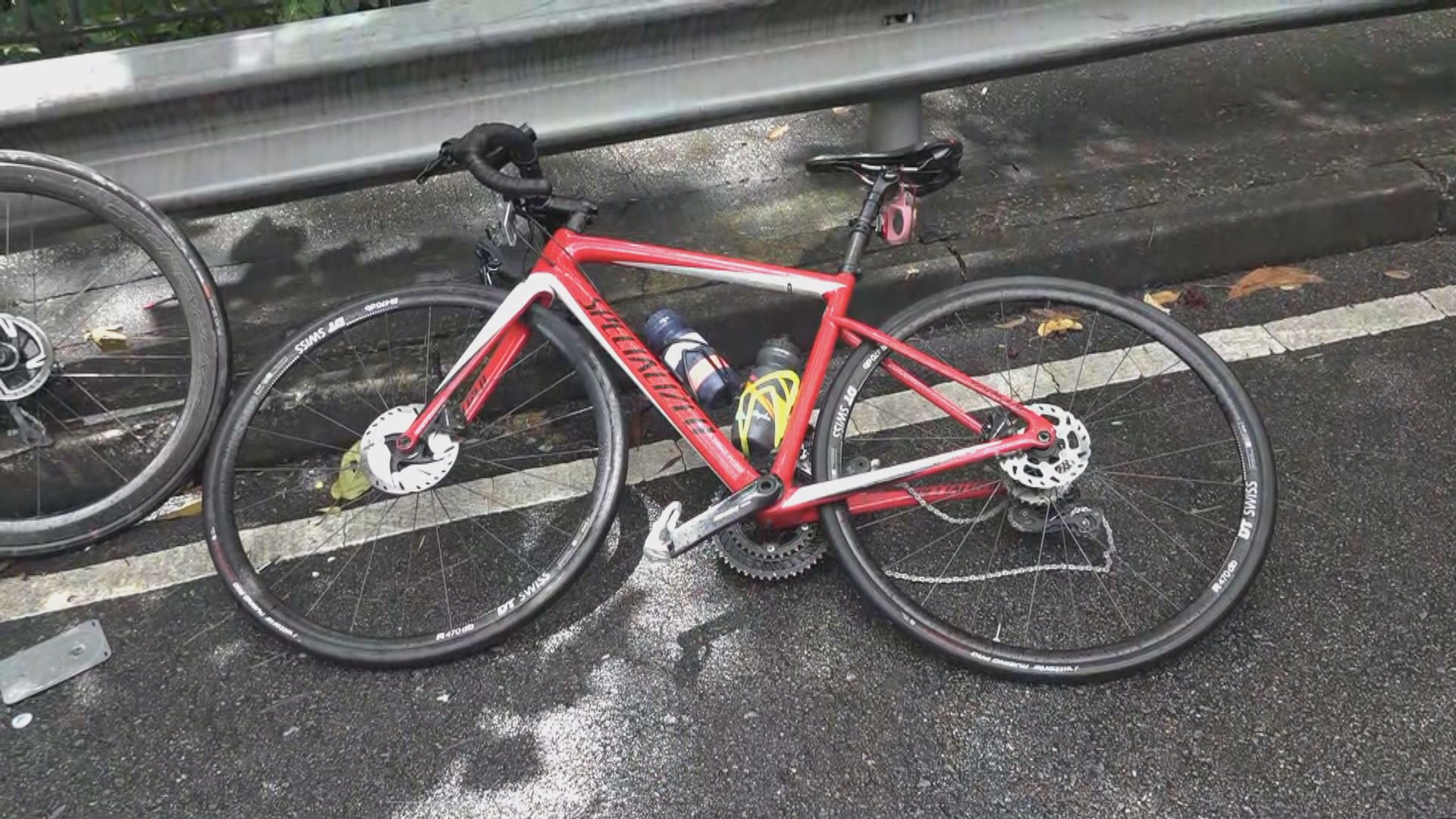 荃灣有旅遊巴與單車相撞　踏單車男子死亡