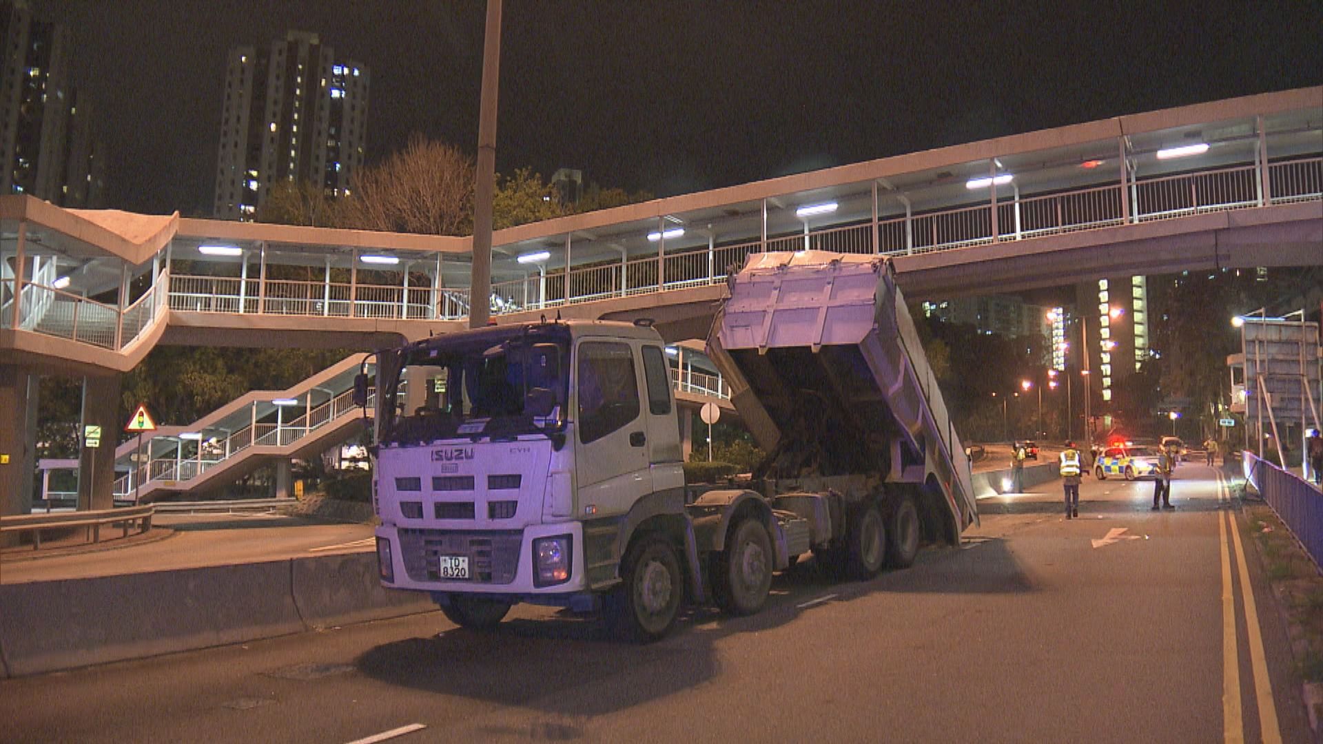 荃灣泥頭車車斗撞裂行人天橋　司機涉酒駕被捕