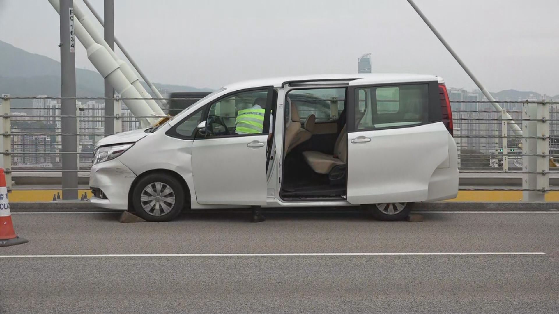 青朗公路私家車巴士相撞　私家車司機送院後不治