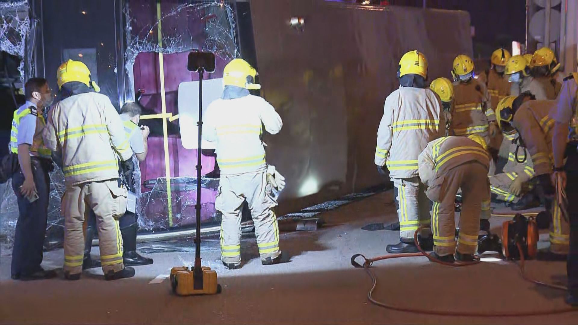 大圍九巴疑行錯路失事翻側造成一死十一傷　司機被捕