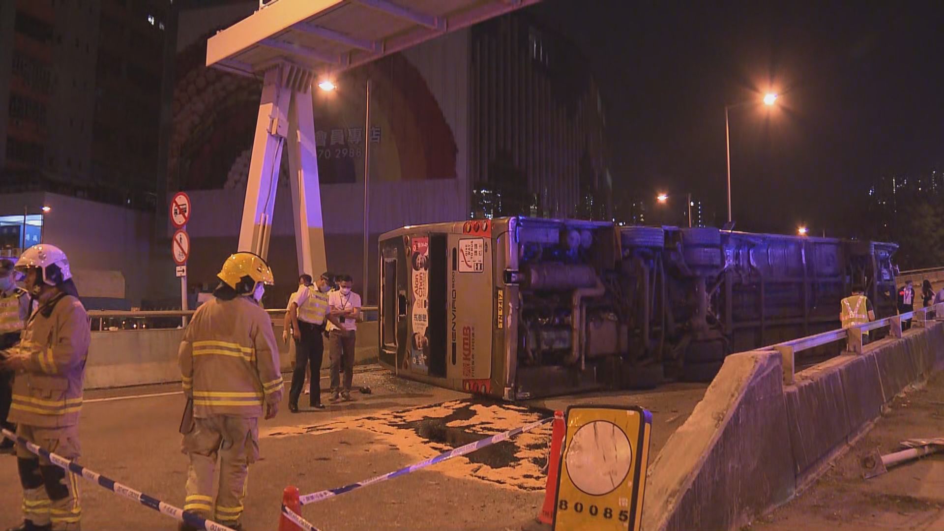 大圍九巴疑行錯路失事翻側一死十一傷　四人仍留醫其中兩人情況嚴重