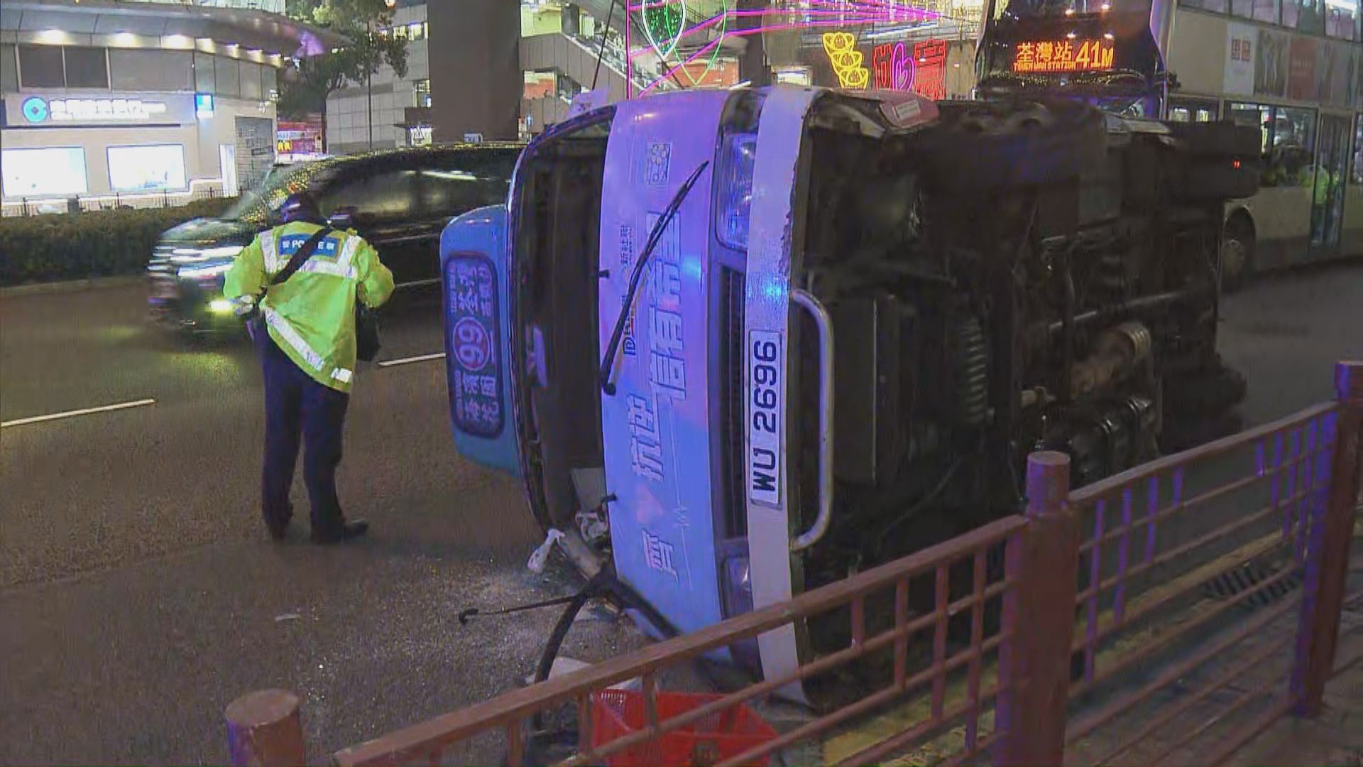 荃灣有小巴翻側　四人輕傷送院