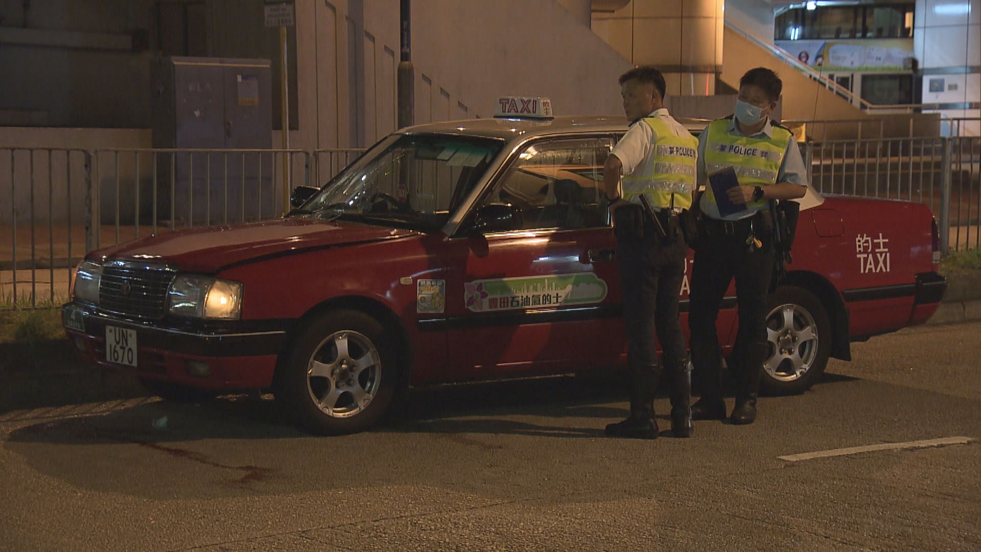 荃灣青山公路的士撞倒過路男子