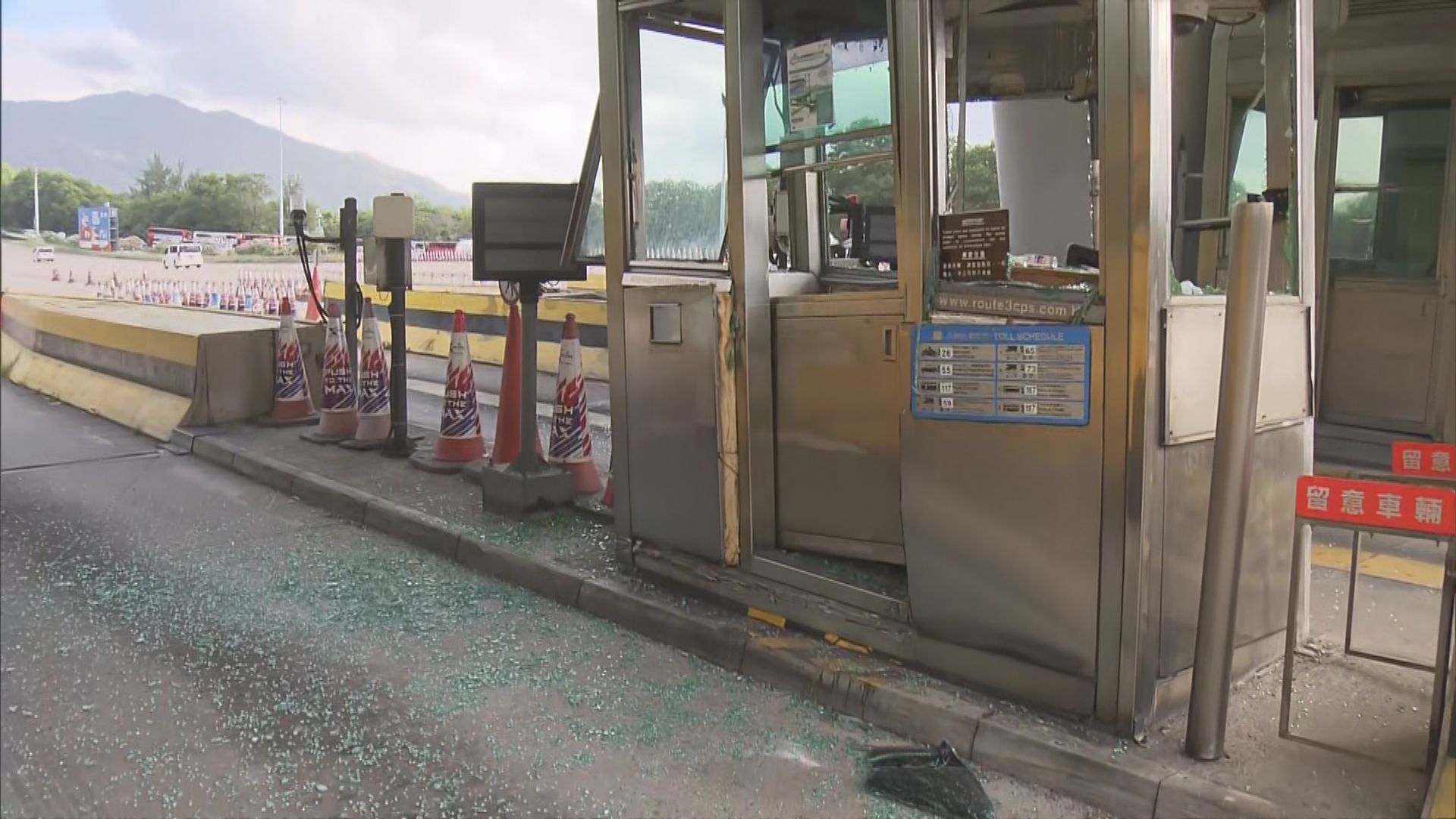 大欖隧道重型貨車撞收費亭職員輕傷