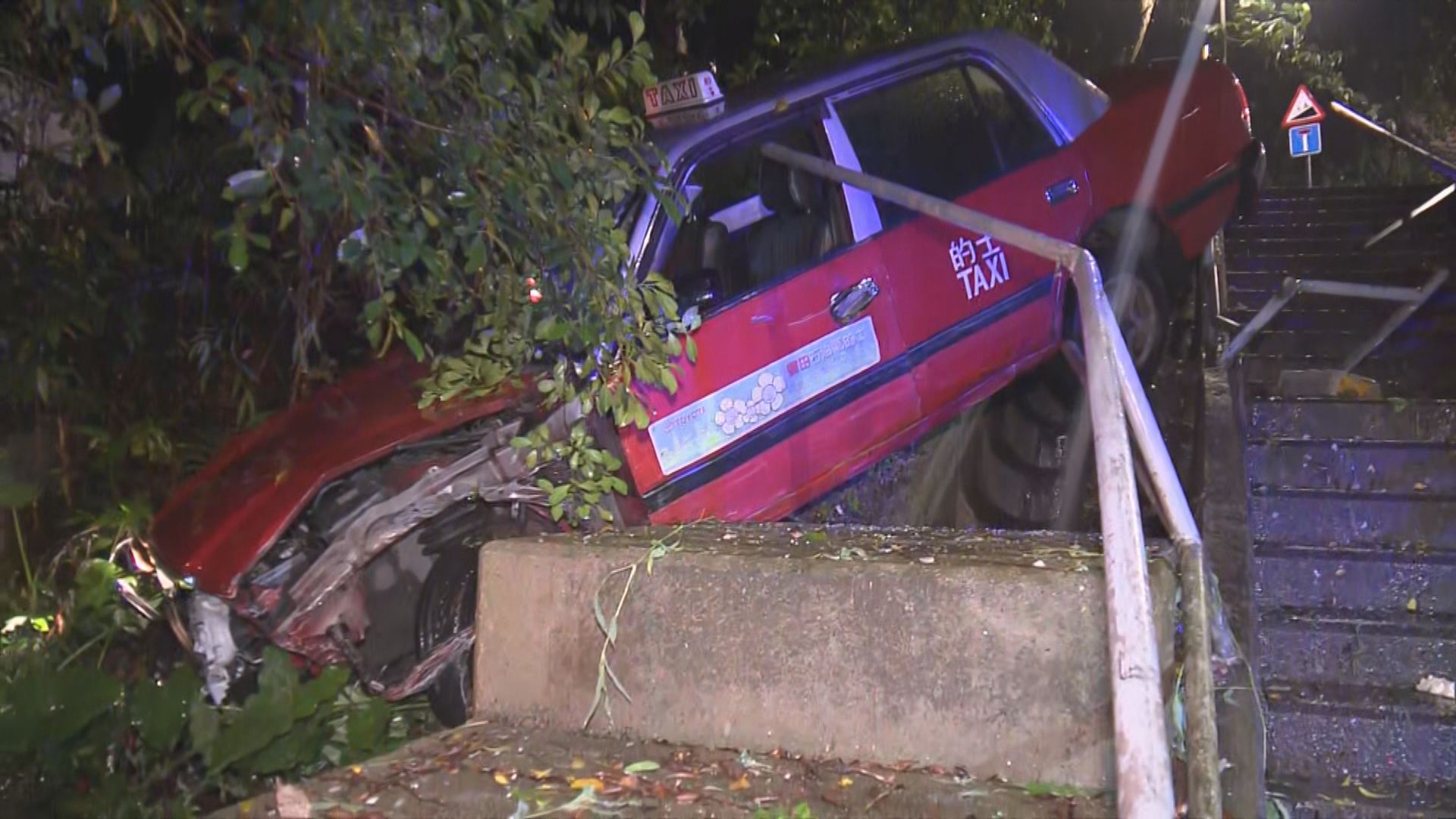 荃灣的士失事墮坡 司機一度被困