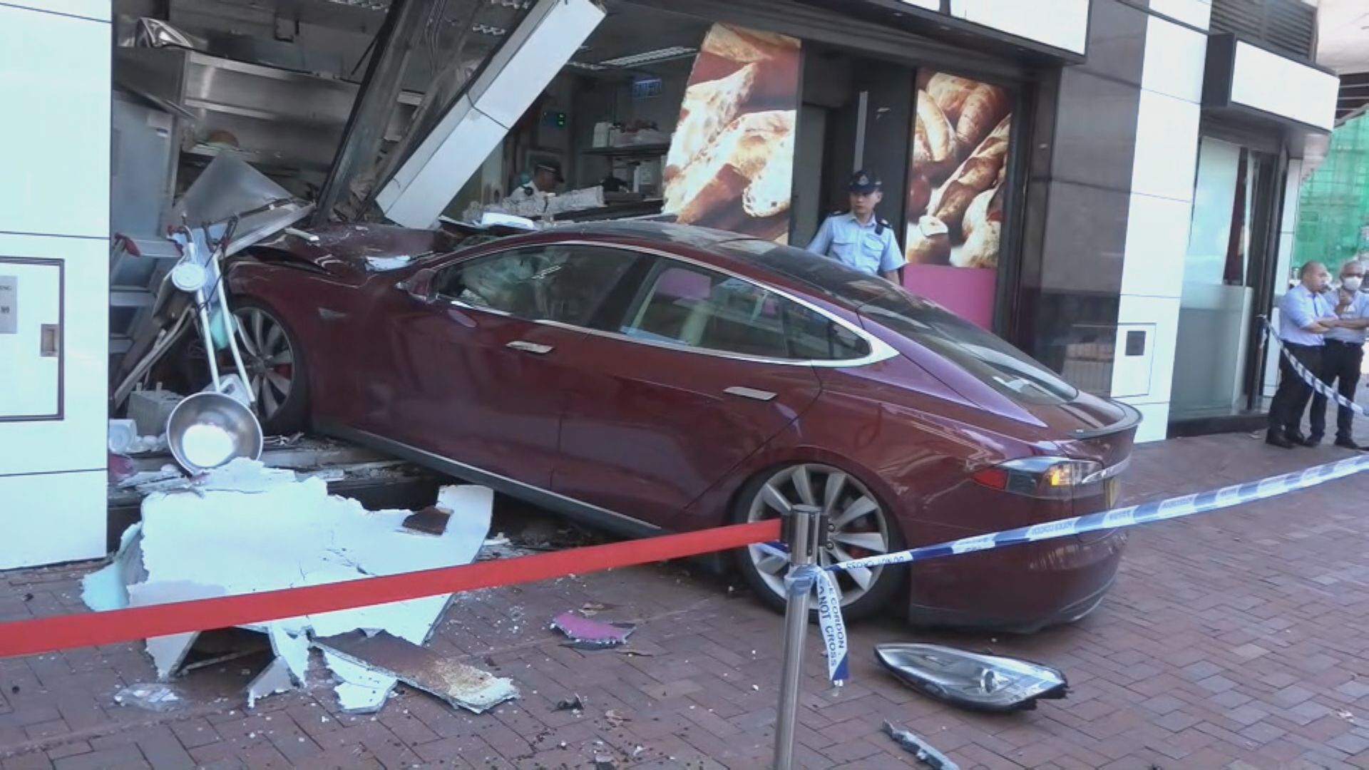 荃灣電動私家車剷行人路 撞毀麵包店2傷