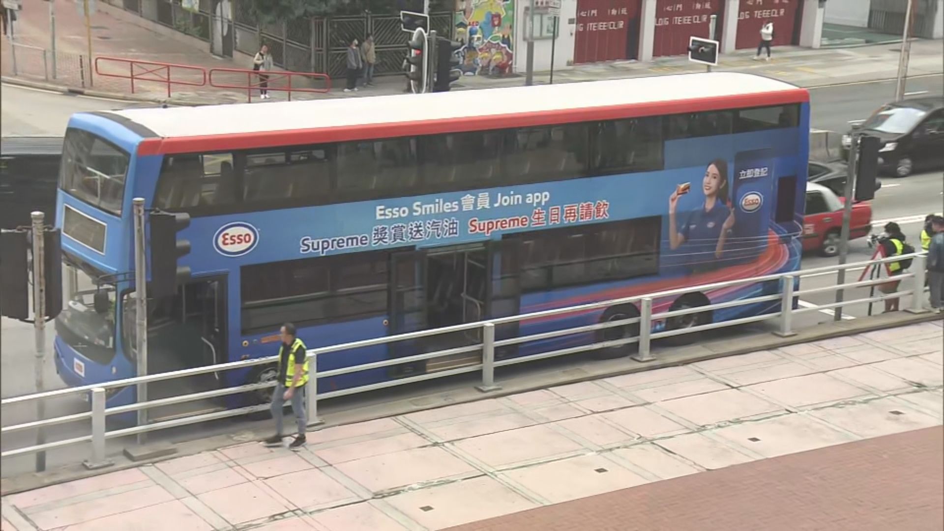 荃灣青山公路小巴撞巴士八人傷