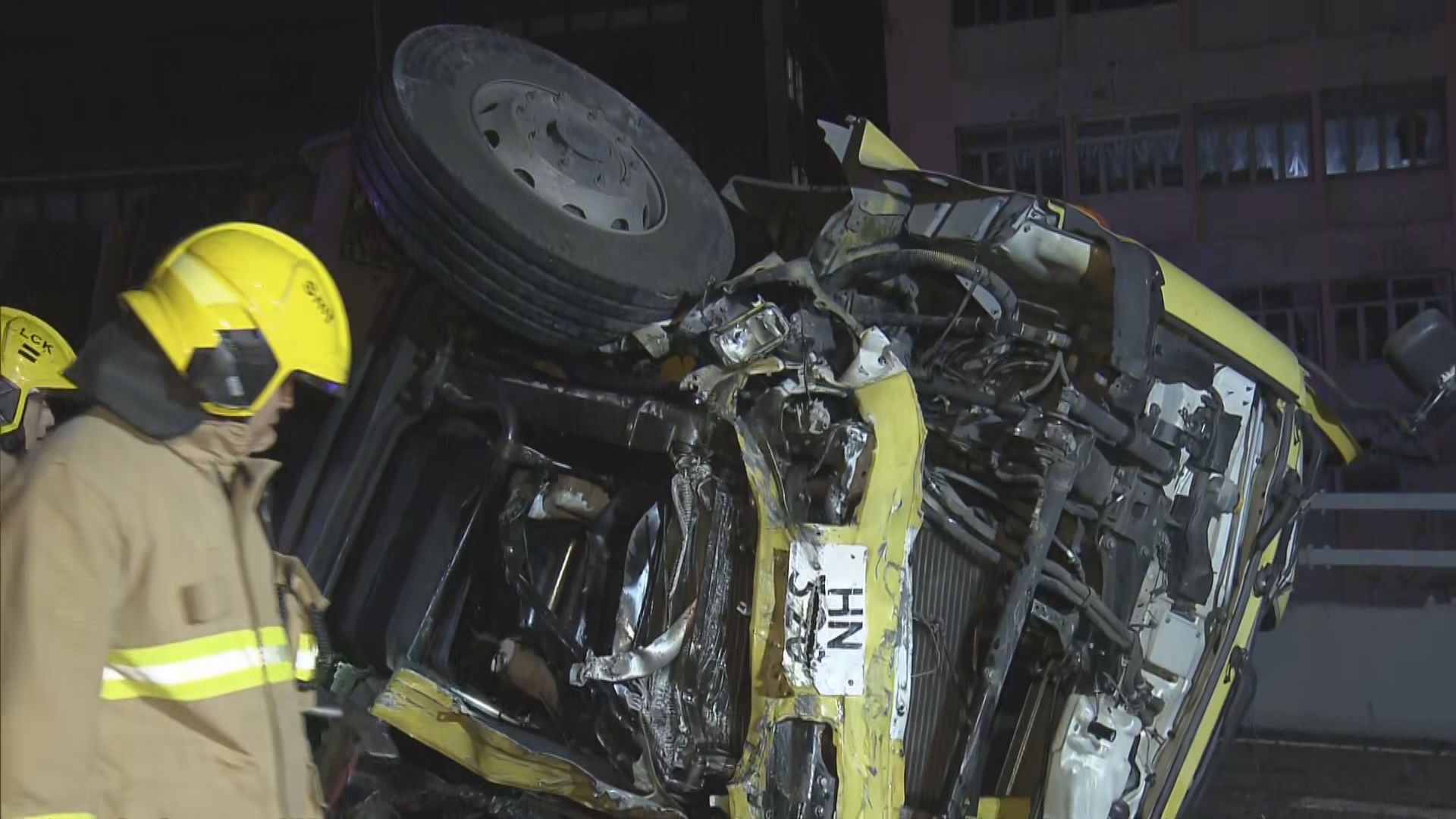 荃灣路貨櫃車失控撞壆司機拋出車外墮橋亡 