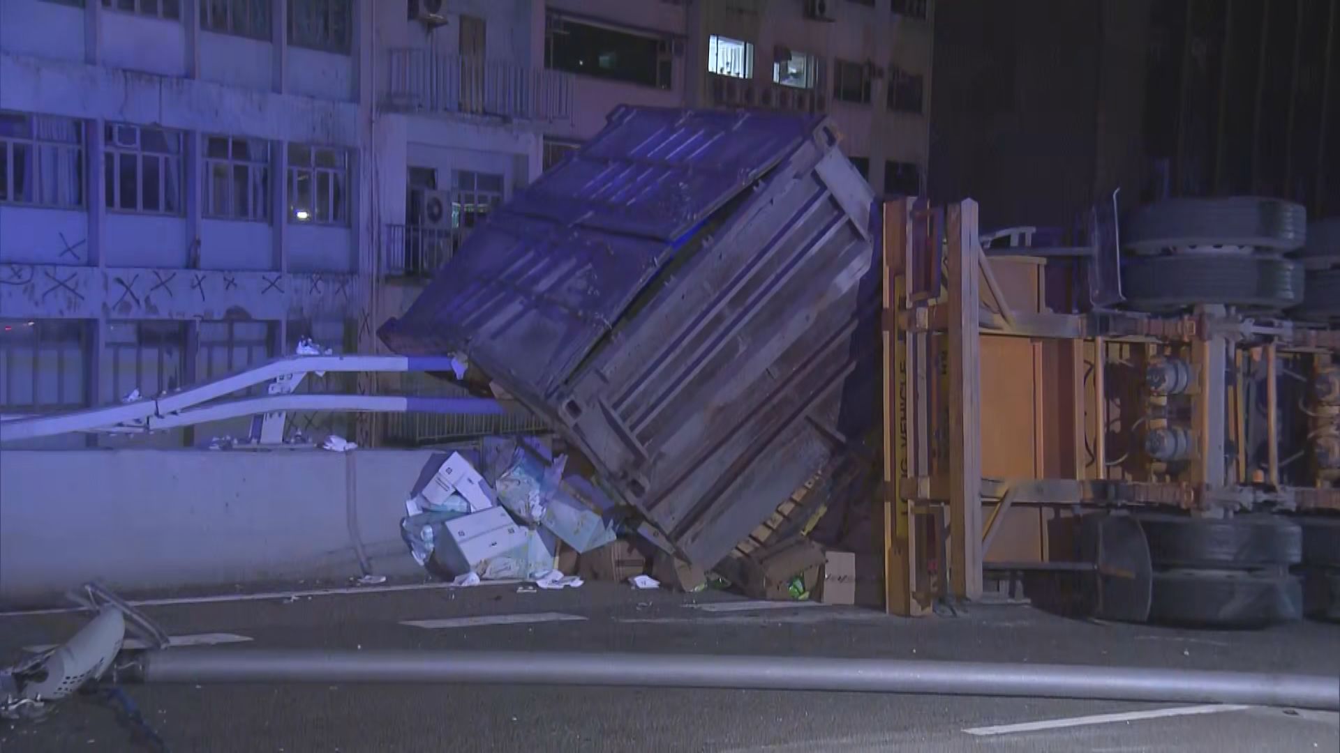 荃灣路貨櫃車失控撞壆司機拋出車外墮橋亡 