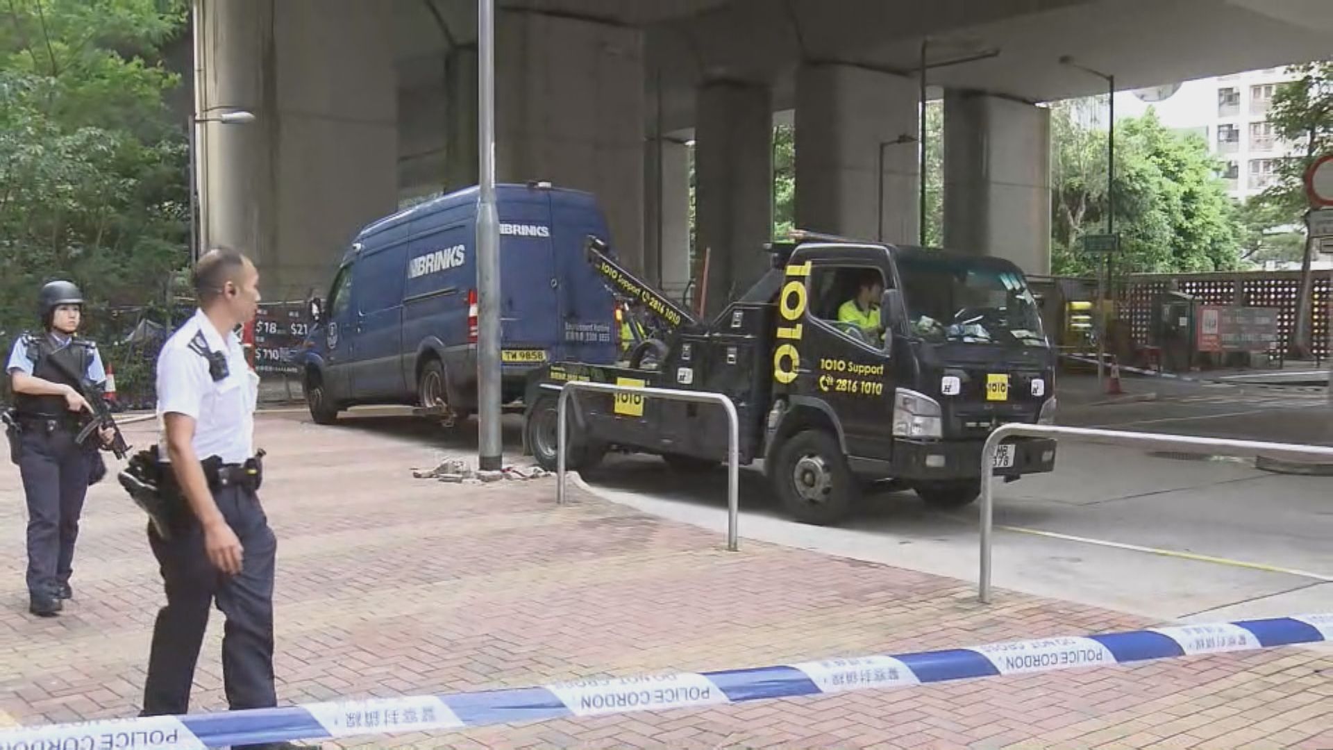 荃灣解款車失控剷行人路撞傷兩途人 警員持槍戒備