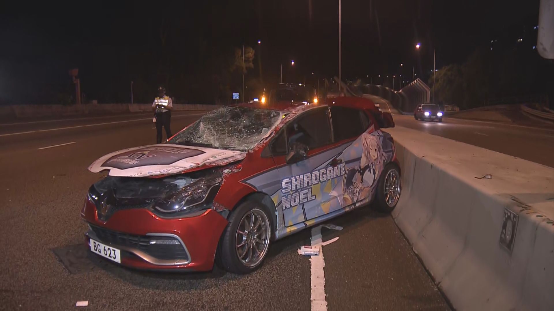 屯門公路私家車失事撞壆 司機受傷送院