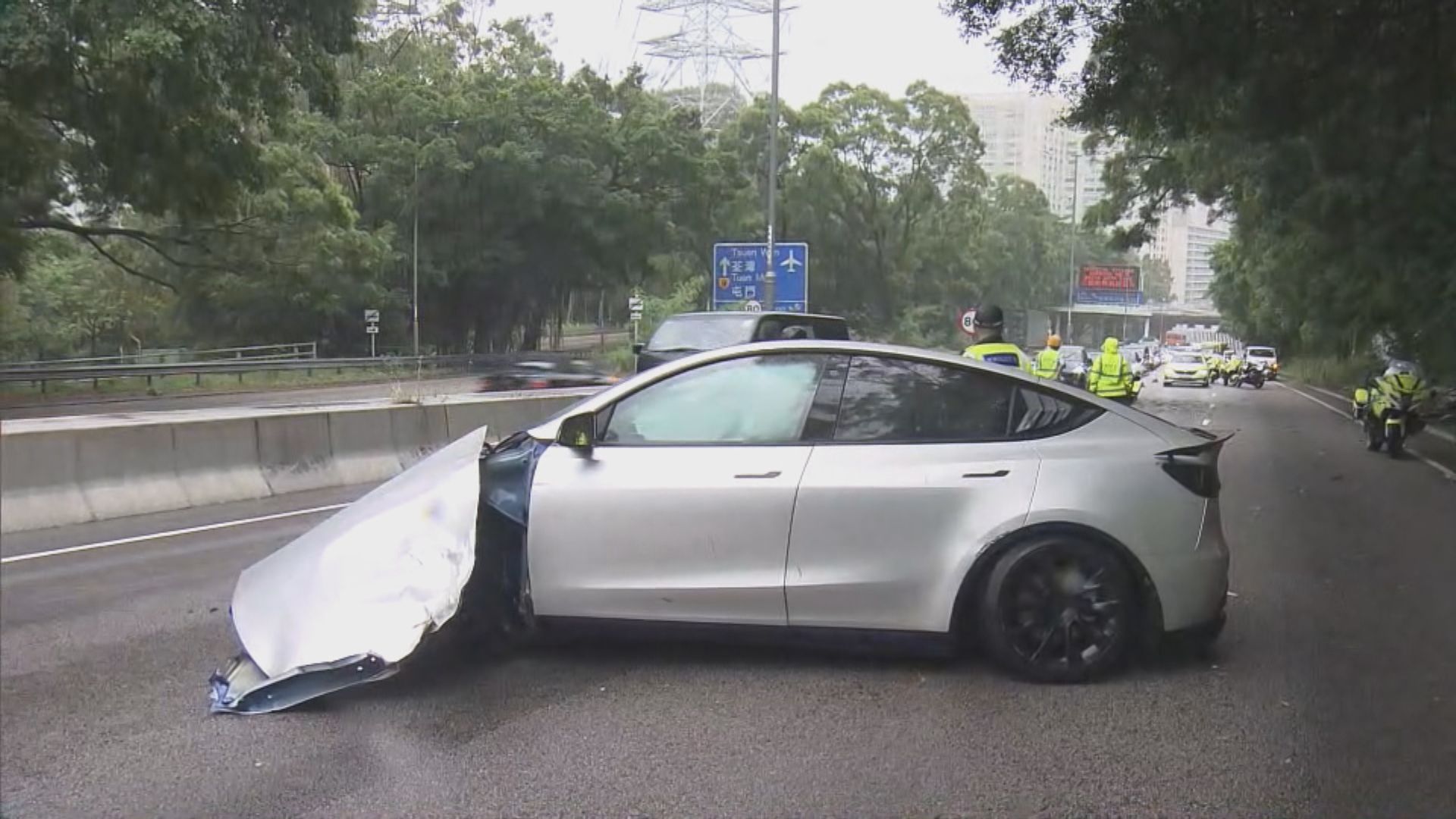 荃灣私家車撞壆司機逃去　警方檢獲懷疑毒品