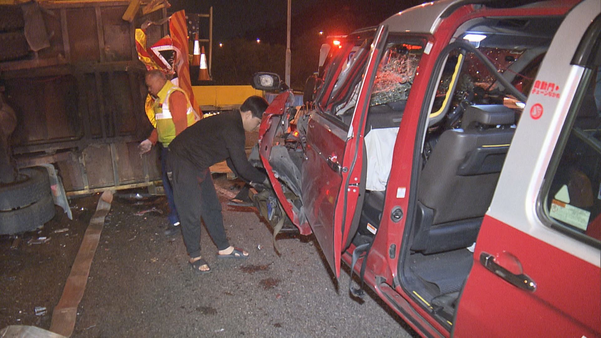青朗公路工程車與的士相撞釀六傷