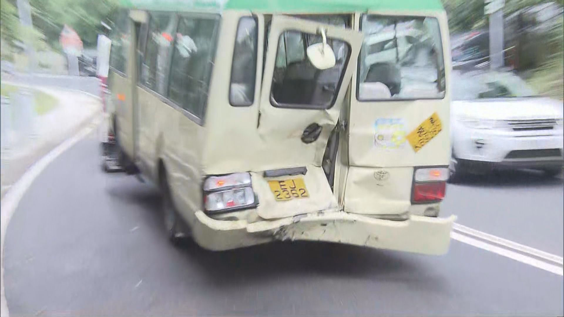荃錦公路專線小巴與客貨車相撞　至少13人傷