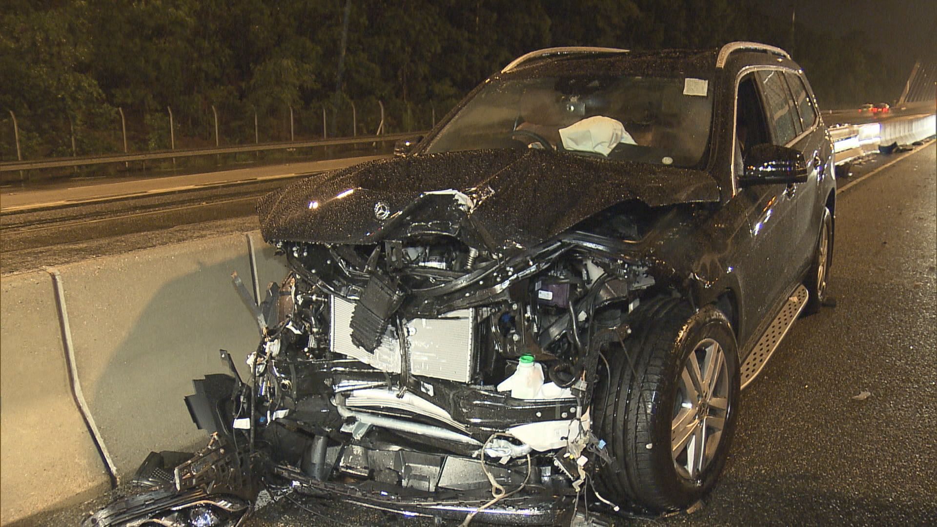 青衣青朗公路兩車相撞釀一傷