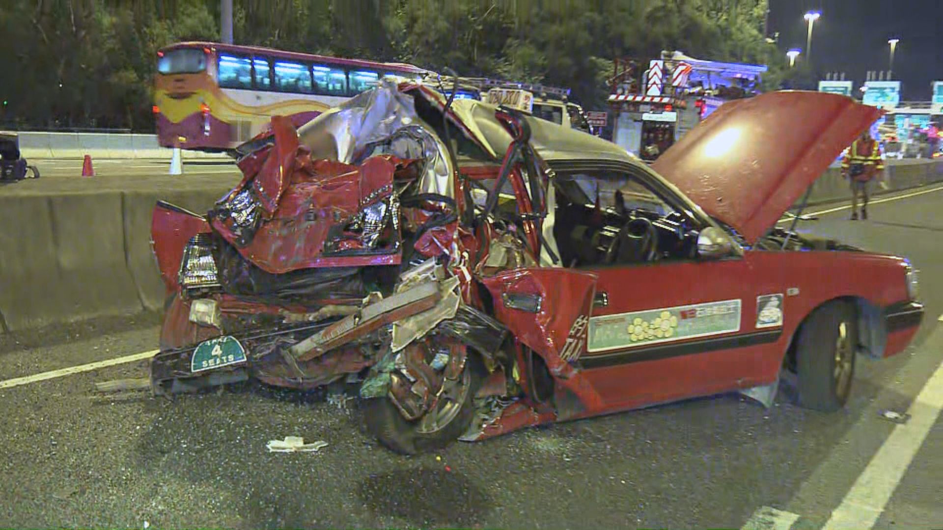 青衣清晨有旅遊巴與的士相撞至少五死逾30傷