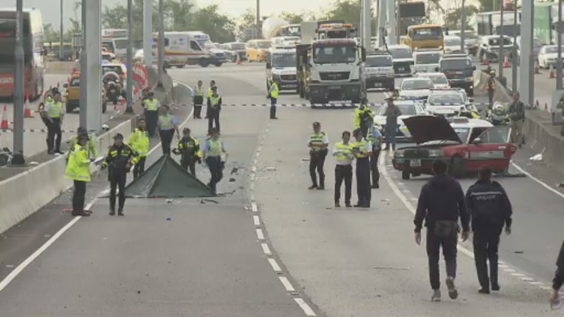青衣車禍五死逾卅傷　部分長青公路行車線仍封閉