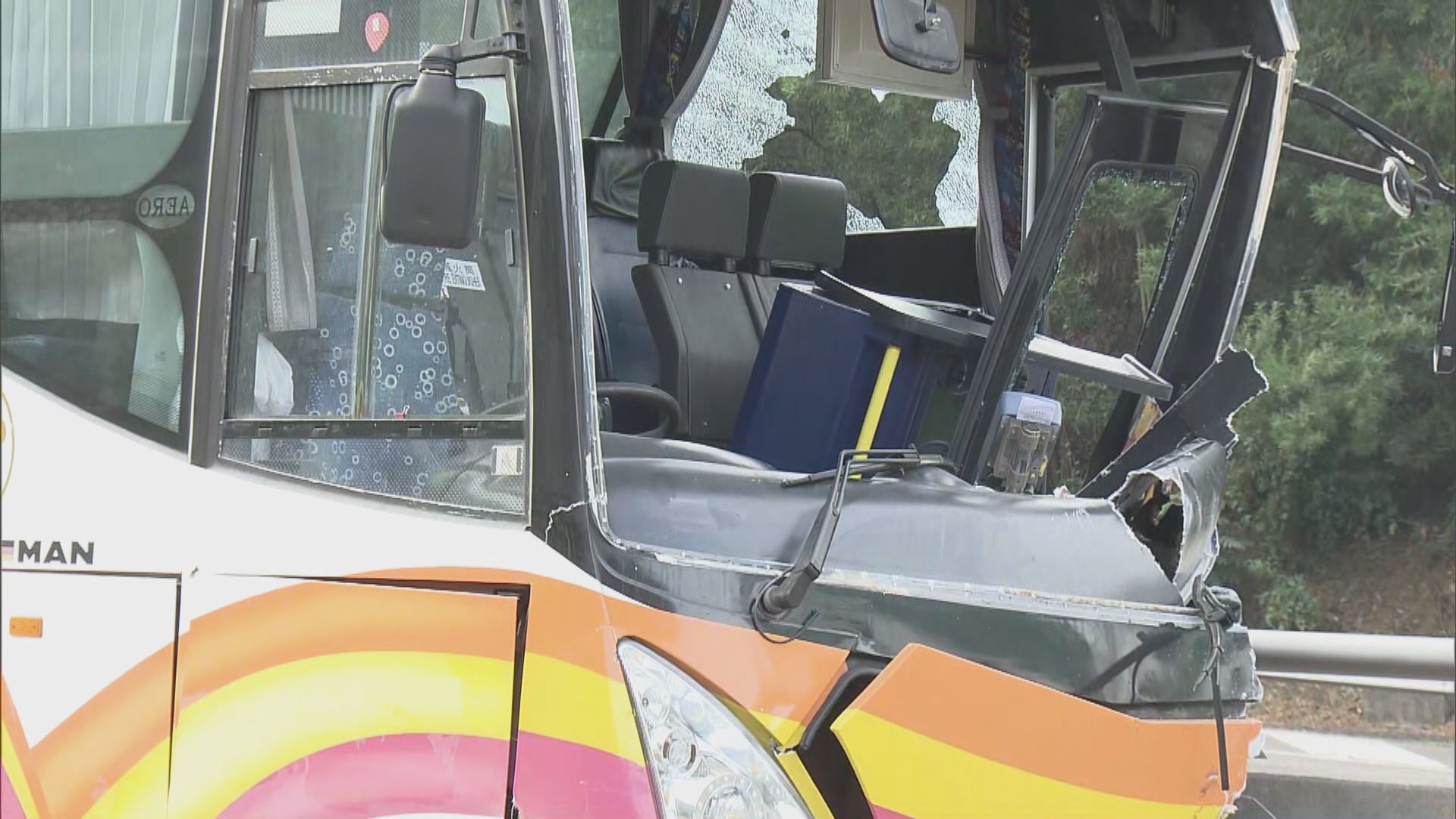 青衣車禍警方不排除旅巴司機疲勞無留意路況