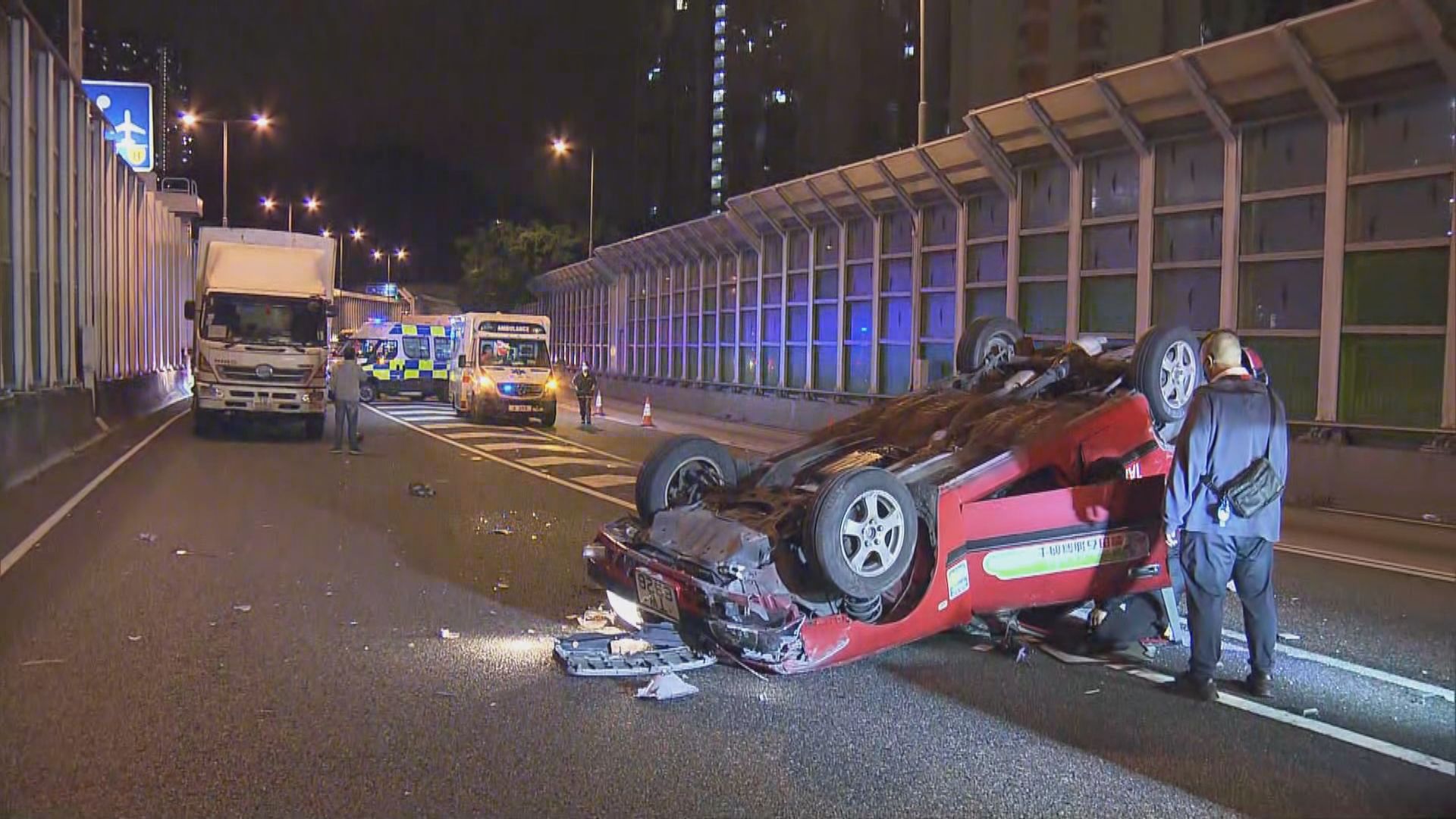 青衣的士與貨車相撞釀一傷