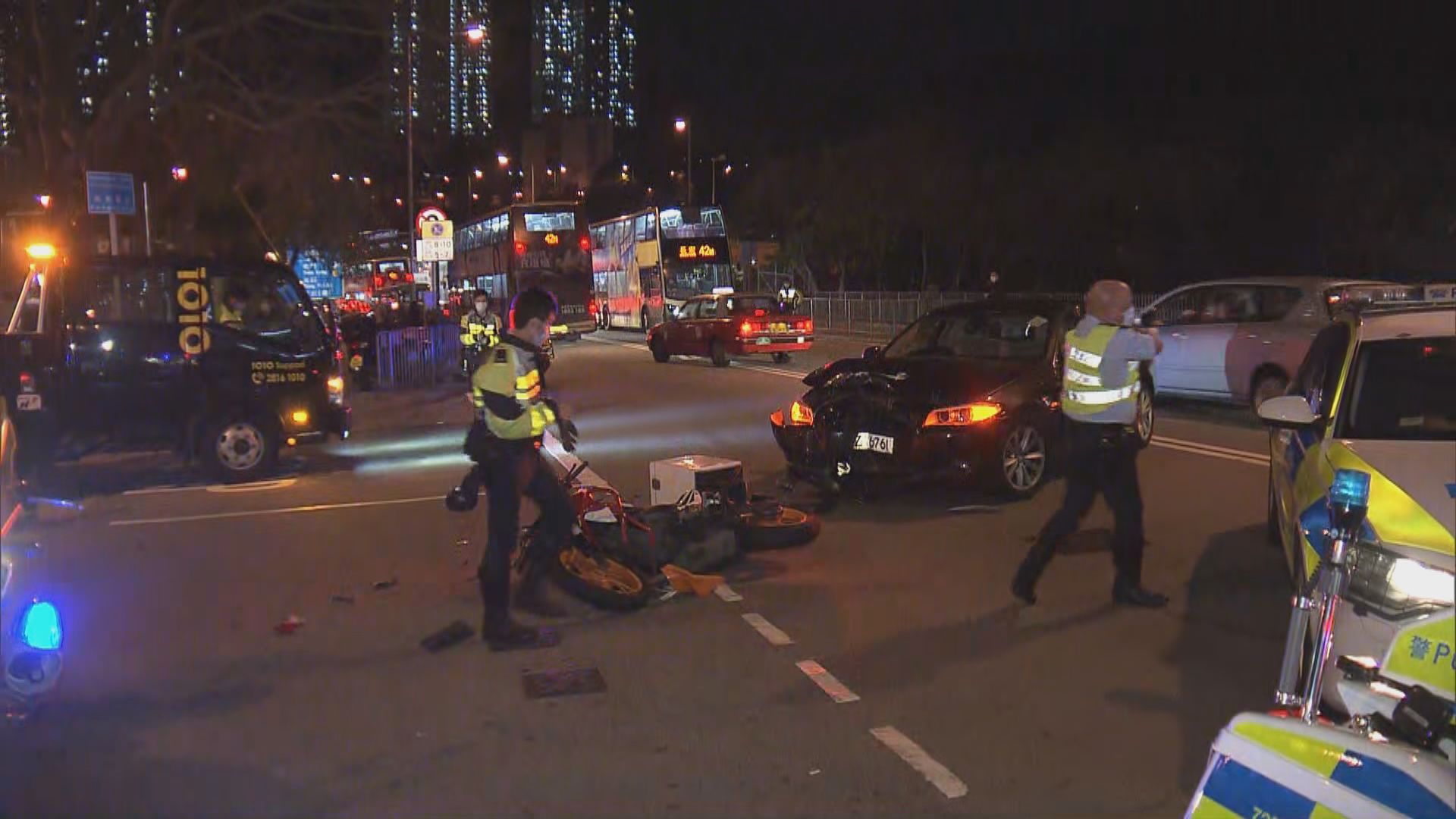 青衣電單車與私家車相撞　電單車司機昏迷送院