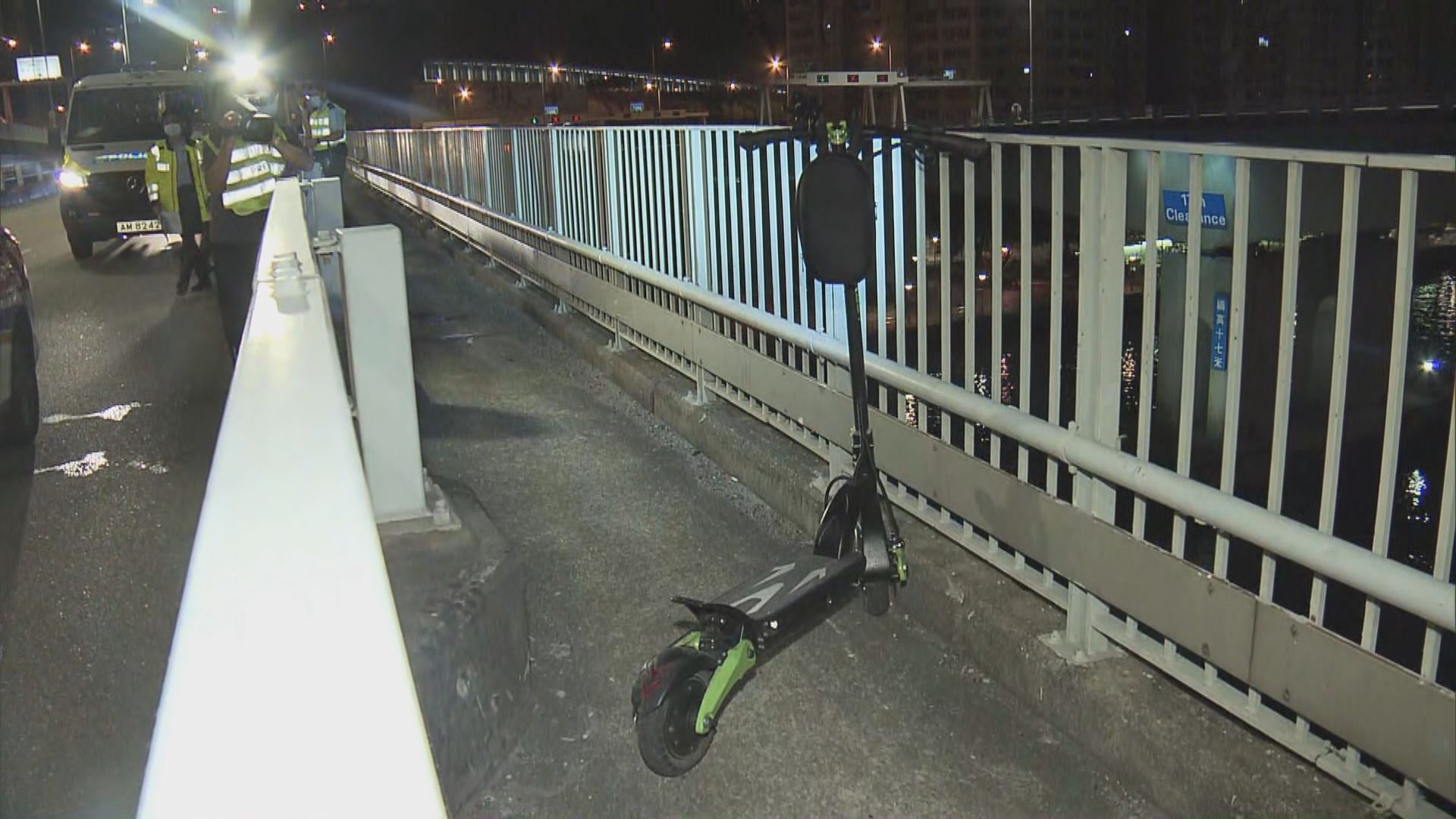 青衣男子騎電動滑板車撞欄昏迷送院