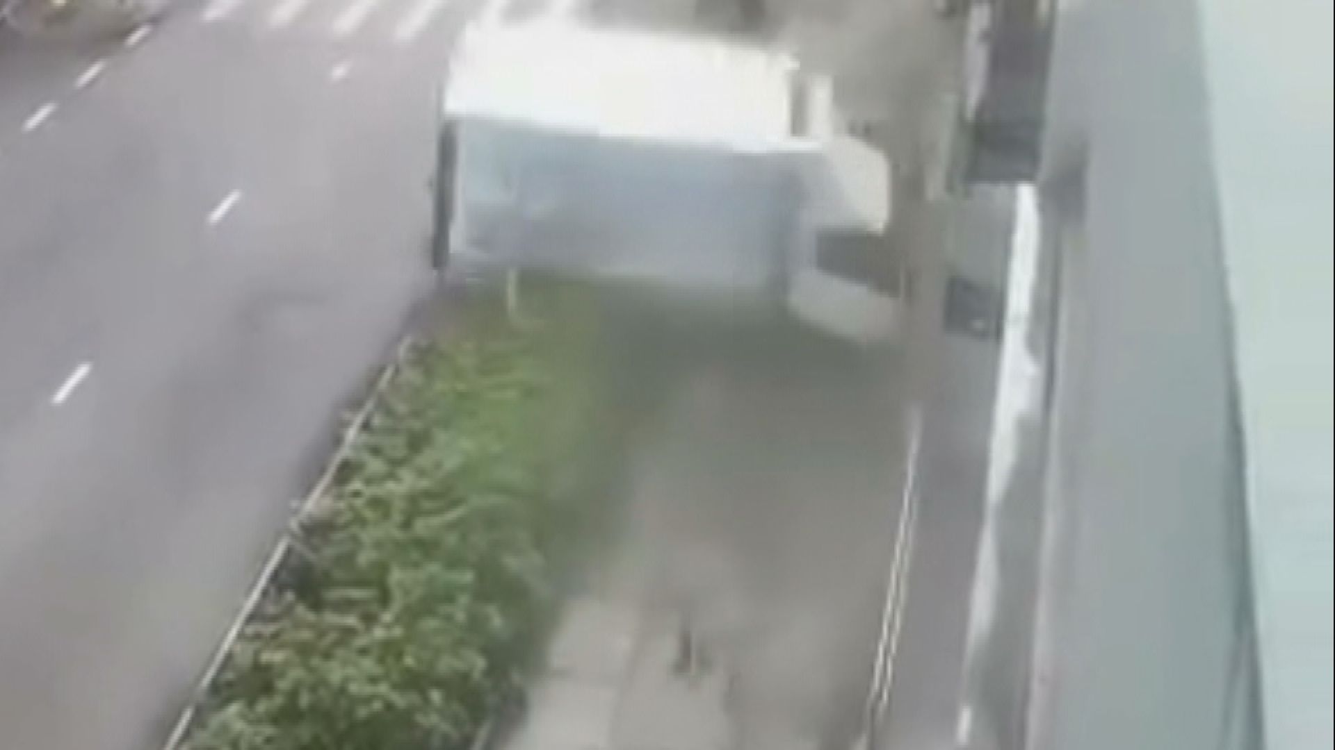 一輛貨車青衣警署外翻側　司機被困由消防員救出送院