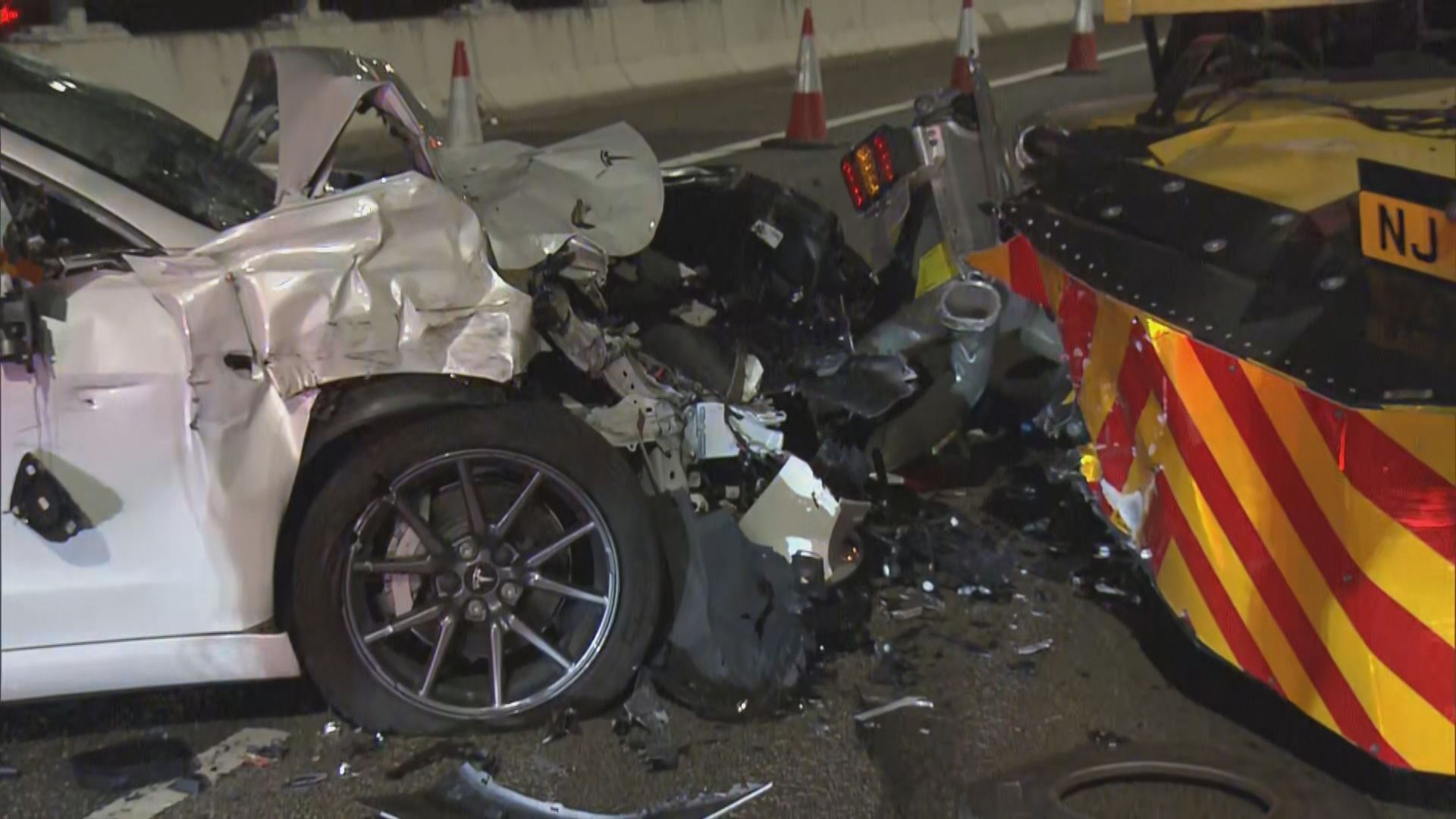 長青橋工程車先後被兩車撞尾　一人受傷