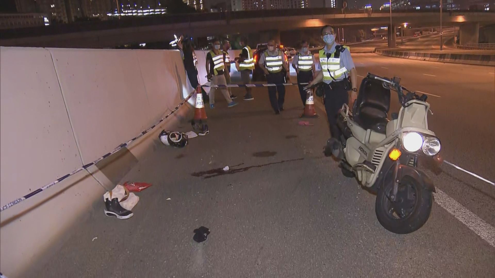 青葵公路電單車失事撞石壆司機昏迷送院