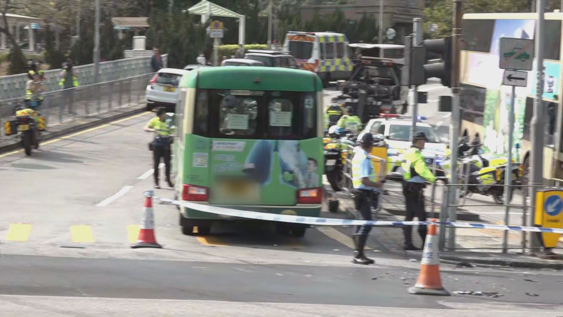 青衣兩車相撞　電單車男司機不治　小巴司機被捕