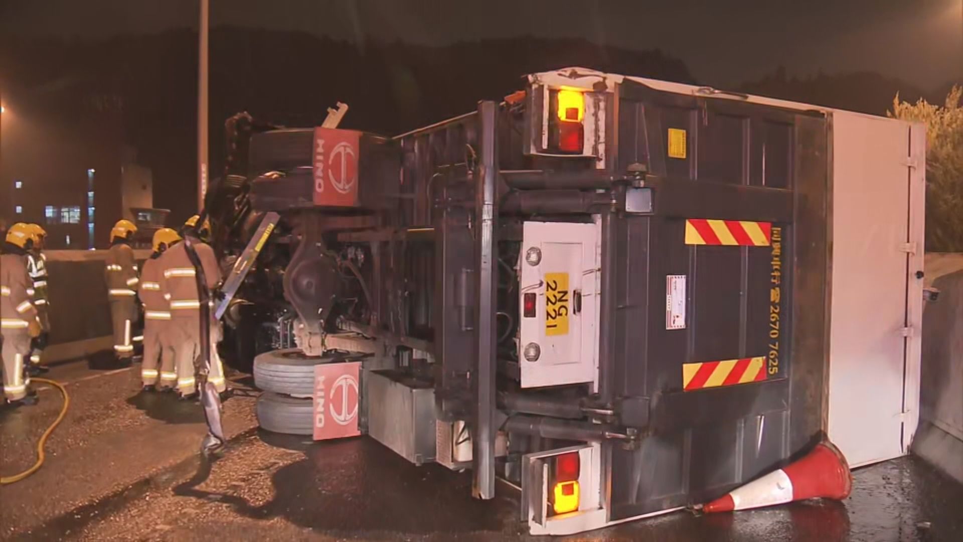 青衣貨車失控翻側司機受傷送院