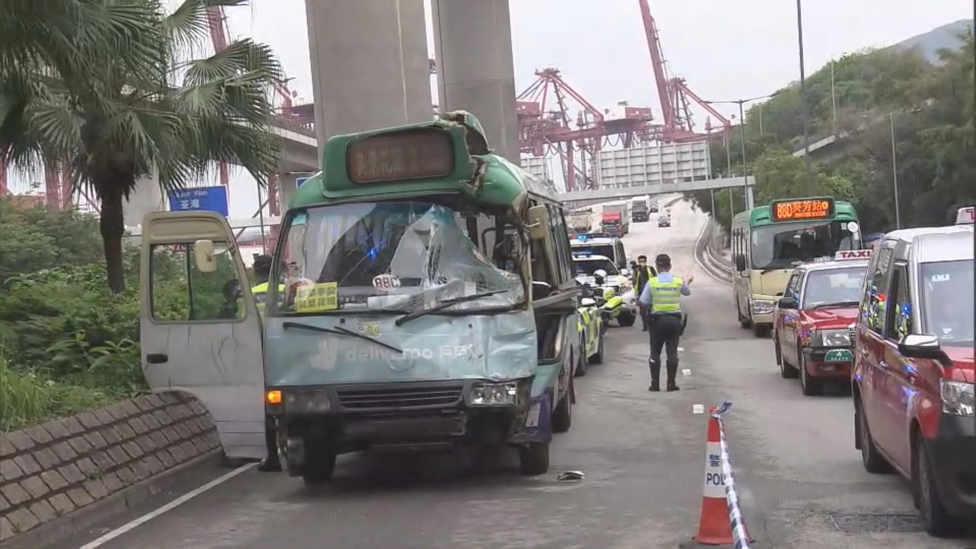 青衣葵青路小巴撼巴士　初步13人傷