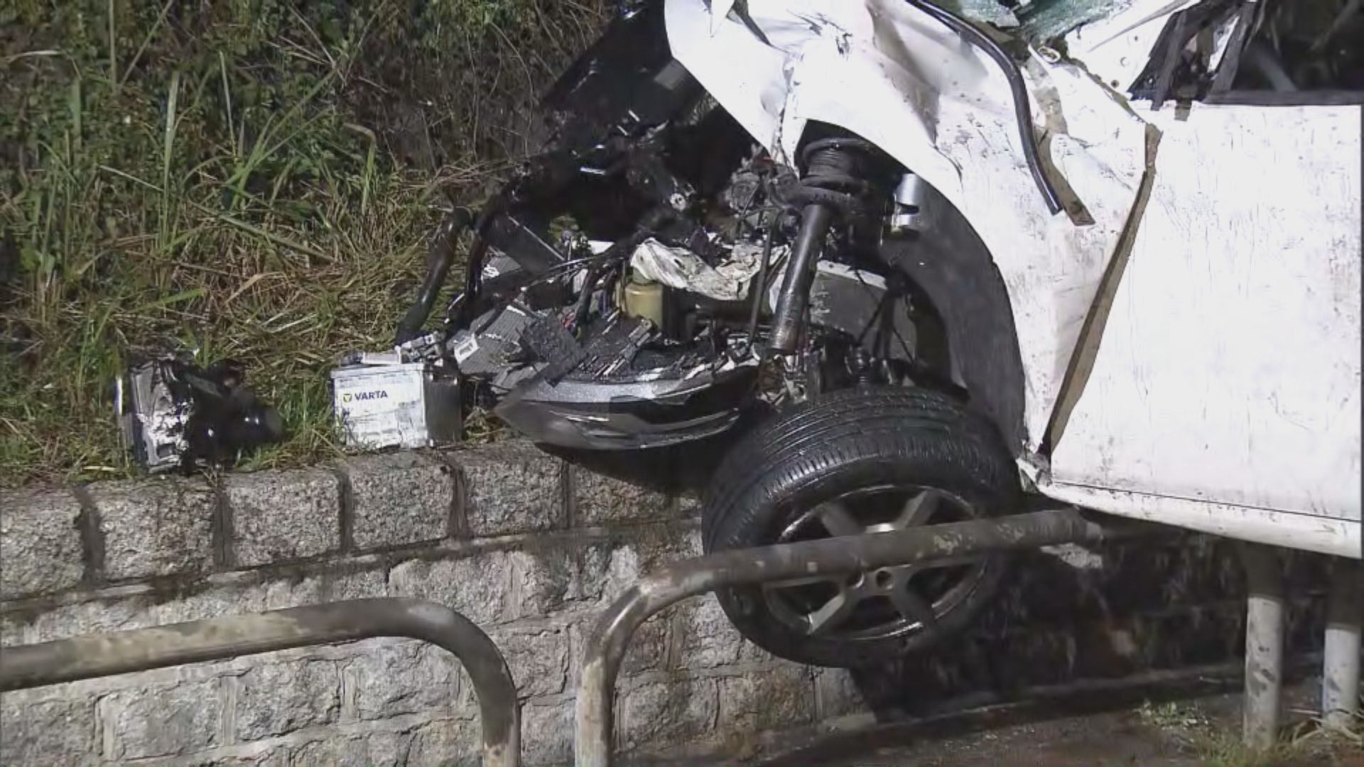 青衣私家車衝路障檢毒品 三人被捕