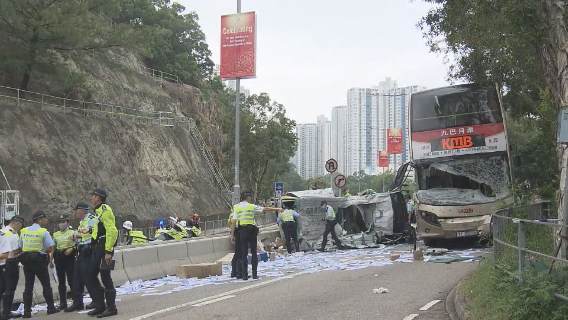 青衣發生巴士與客貨車相撞3人傷