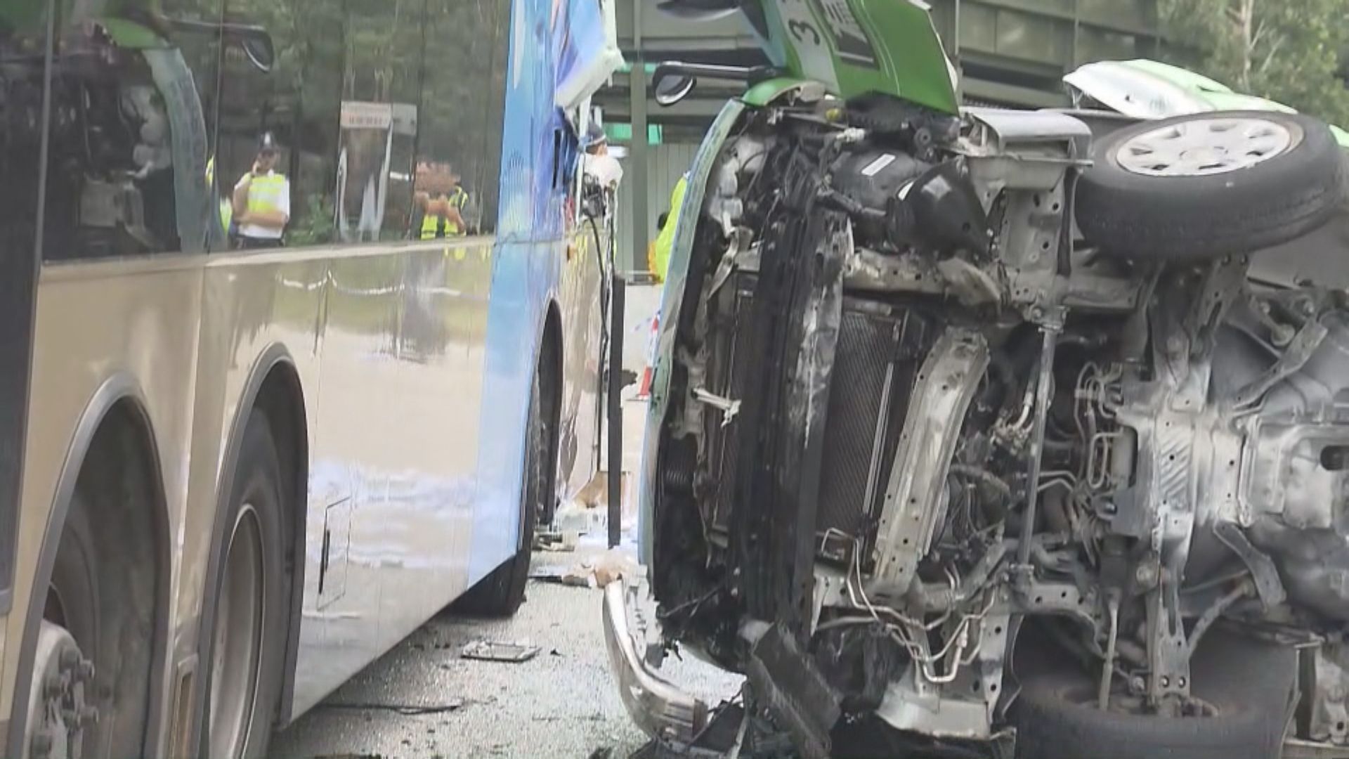 青衣發生巴士與客貨車相撞 一死兩傷