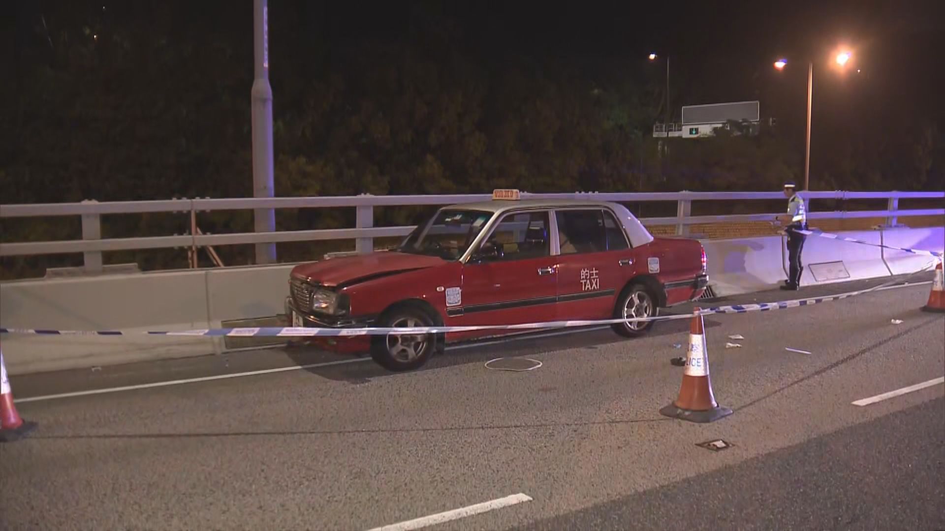 青衣的士司機疑駕駛時暈倒 撞壆昏迷送院