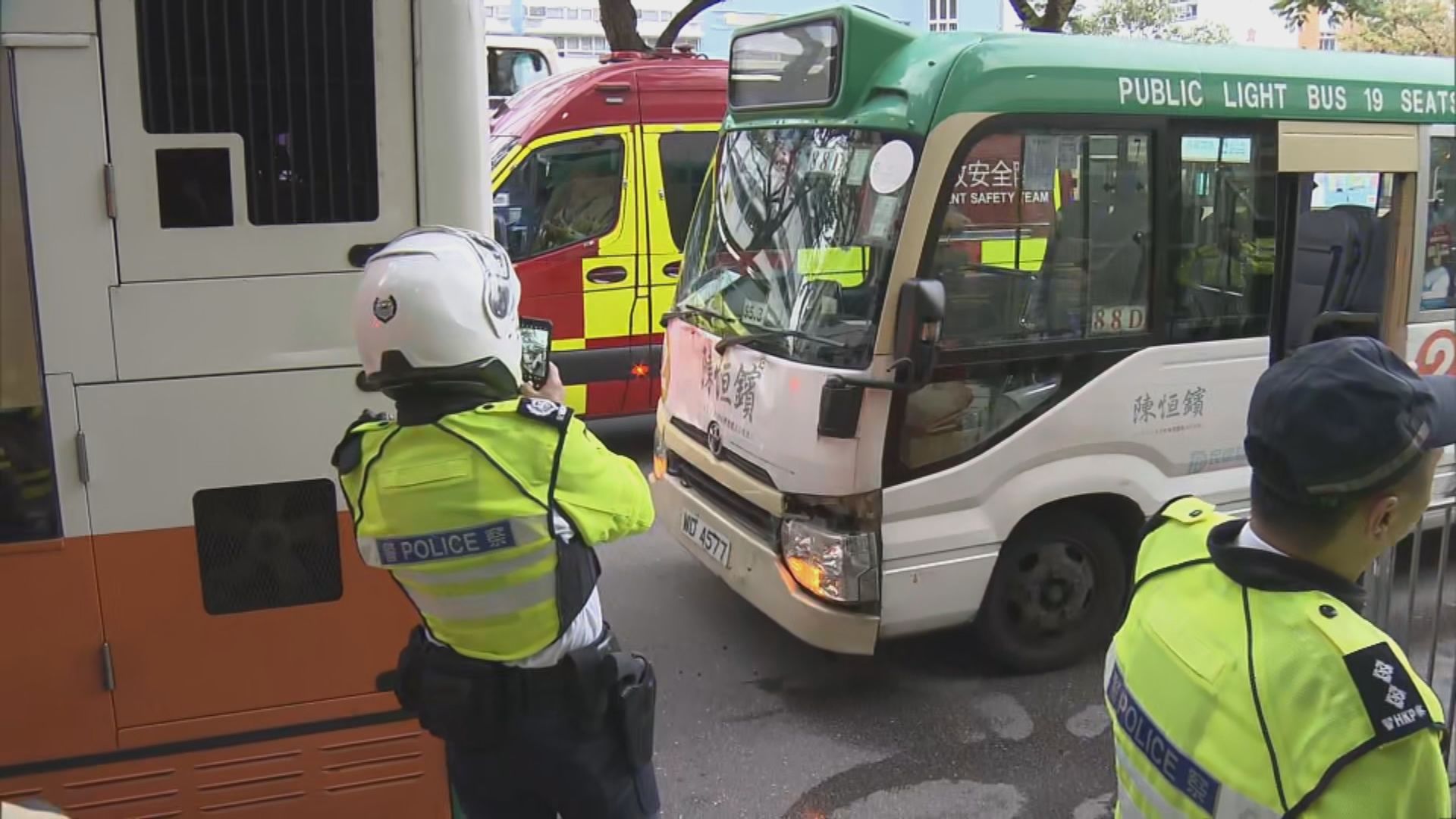 青衣小巴撼巴士車尾七人傷