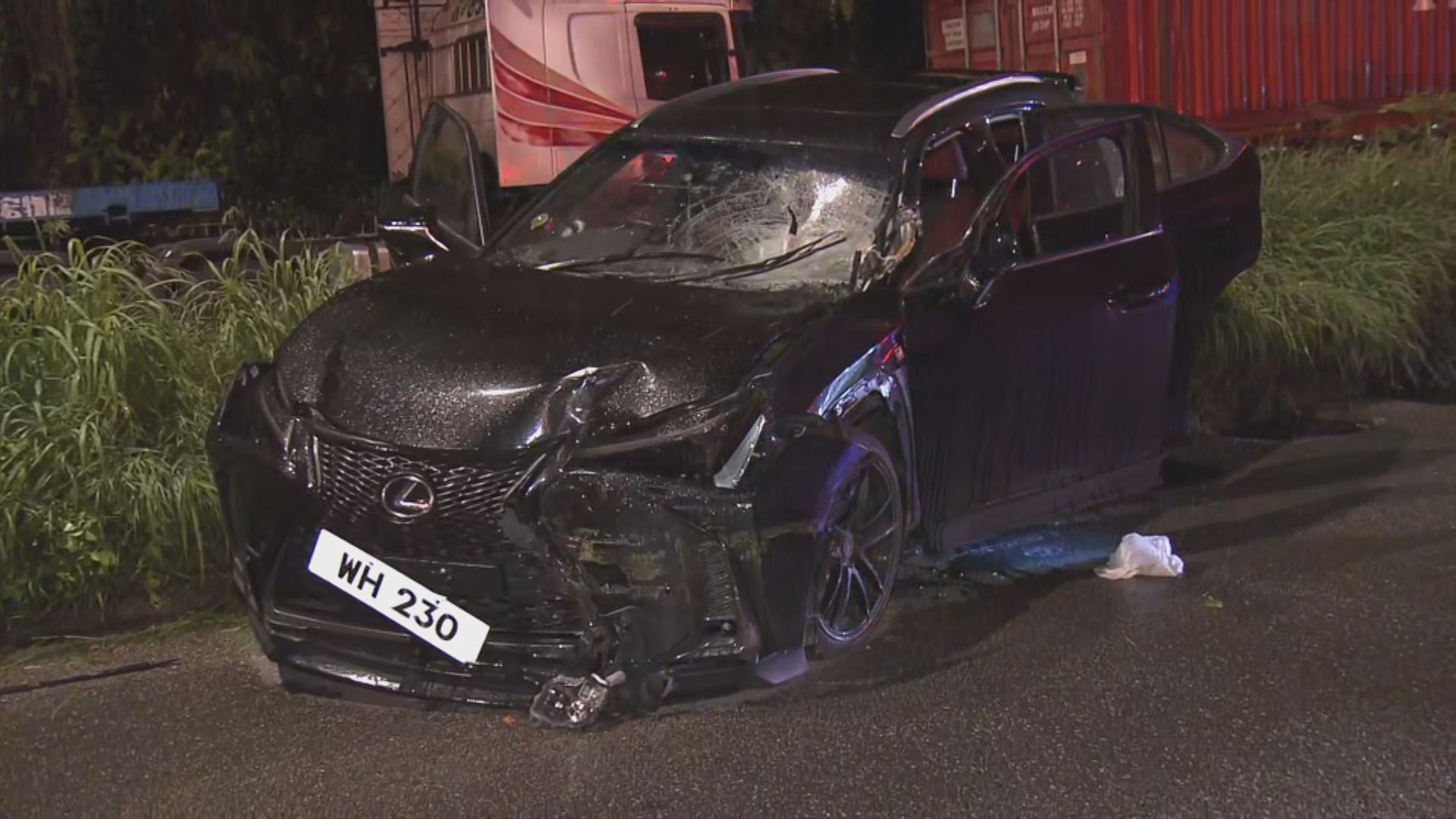 青衣私家車撞貨車尾釀兩傷