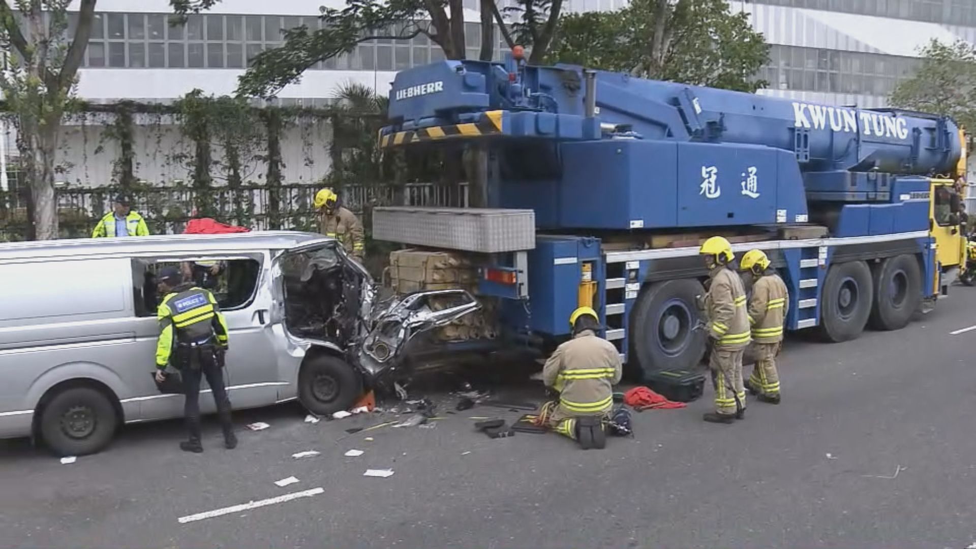 青衣航運路客貨車與吊臂車相撞　司機一度被困