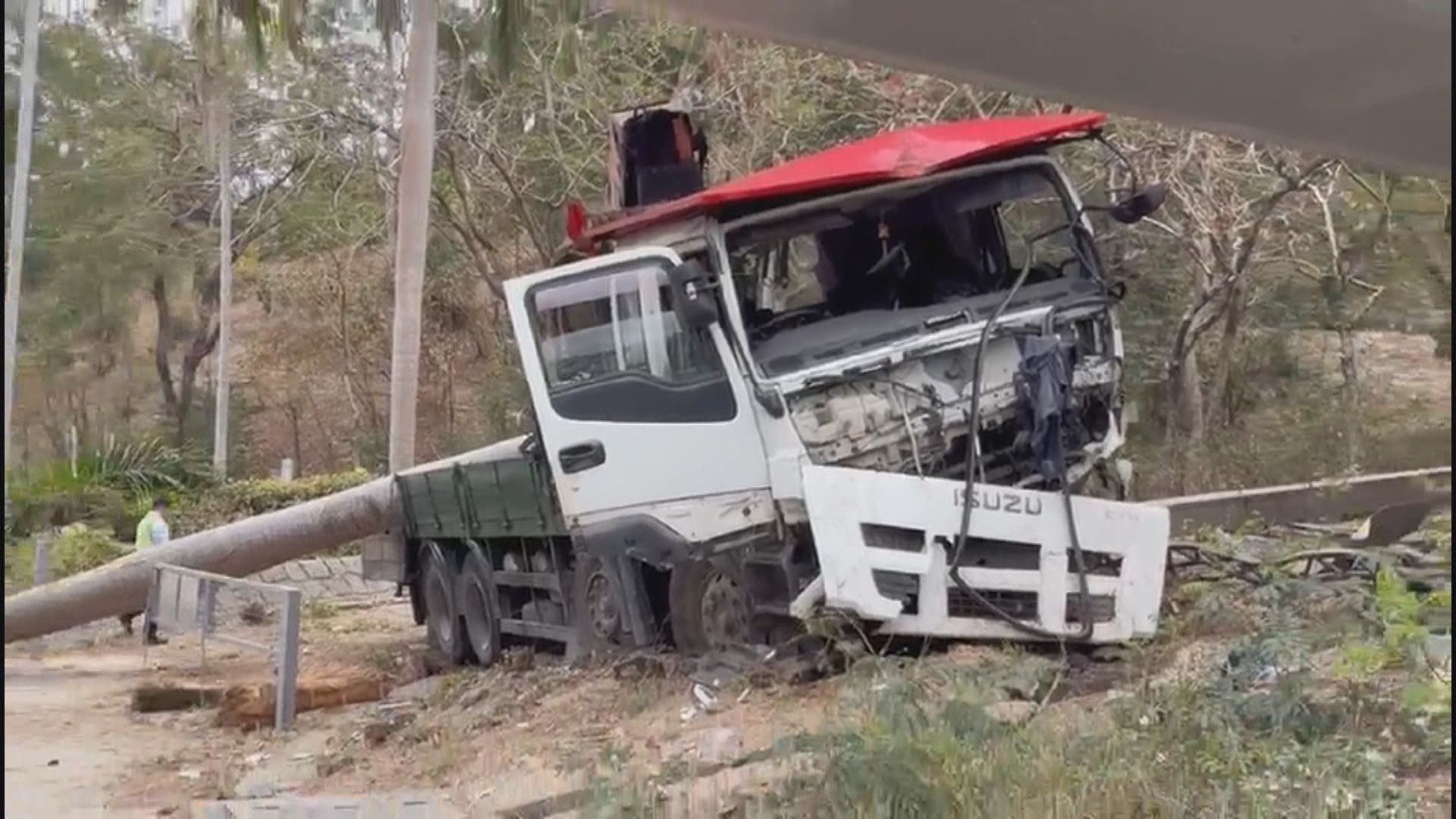 青馬大橋交匯處重型貨車剷路壆　無人傷