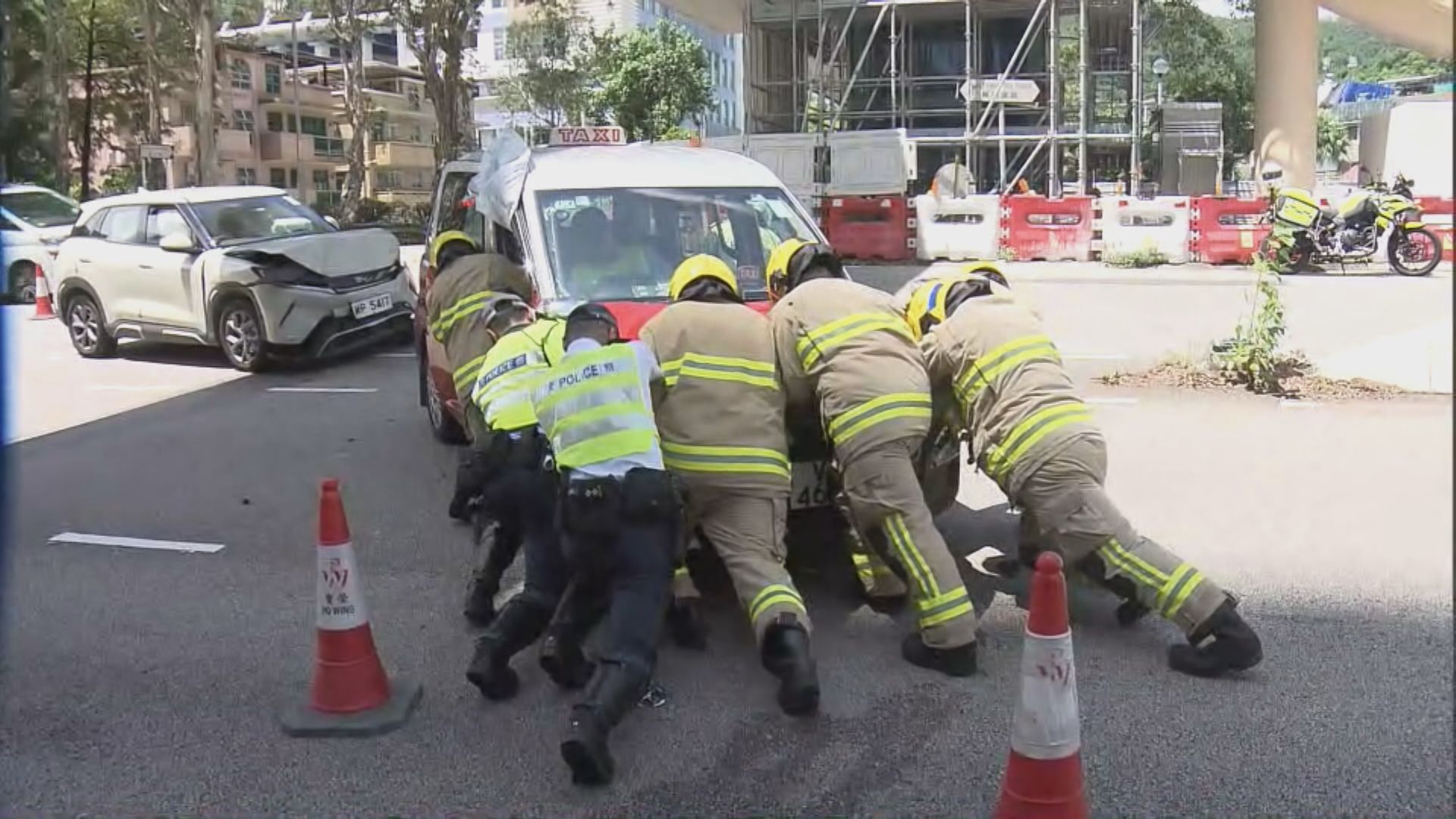 青衣的士與私家車相撞　兩人受傷
