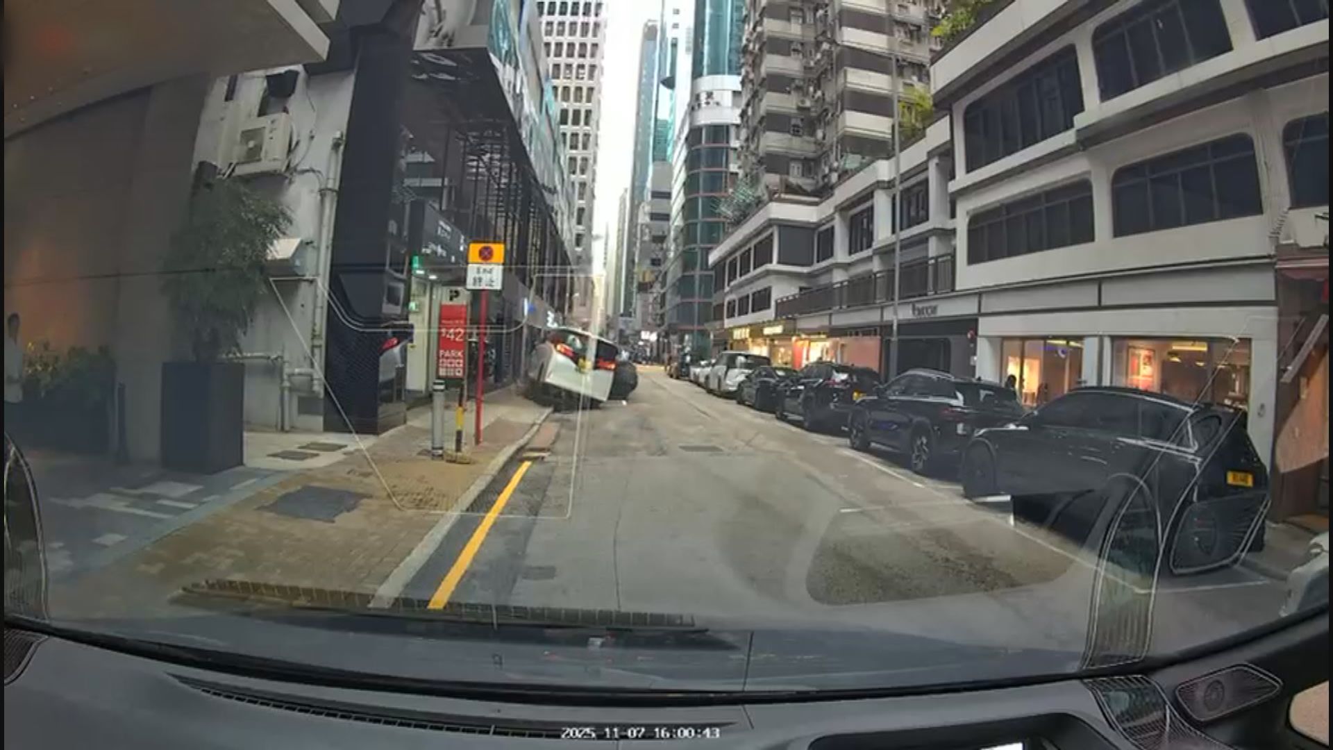 灣仔私家車失控剷行人路　司機受傷