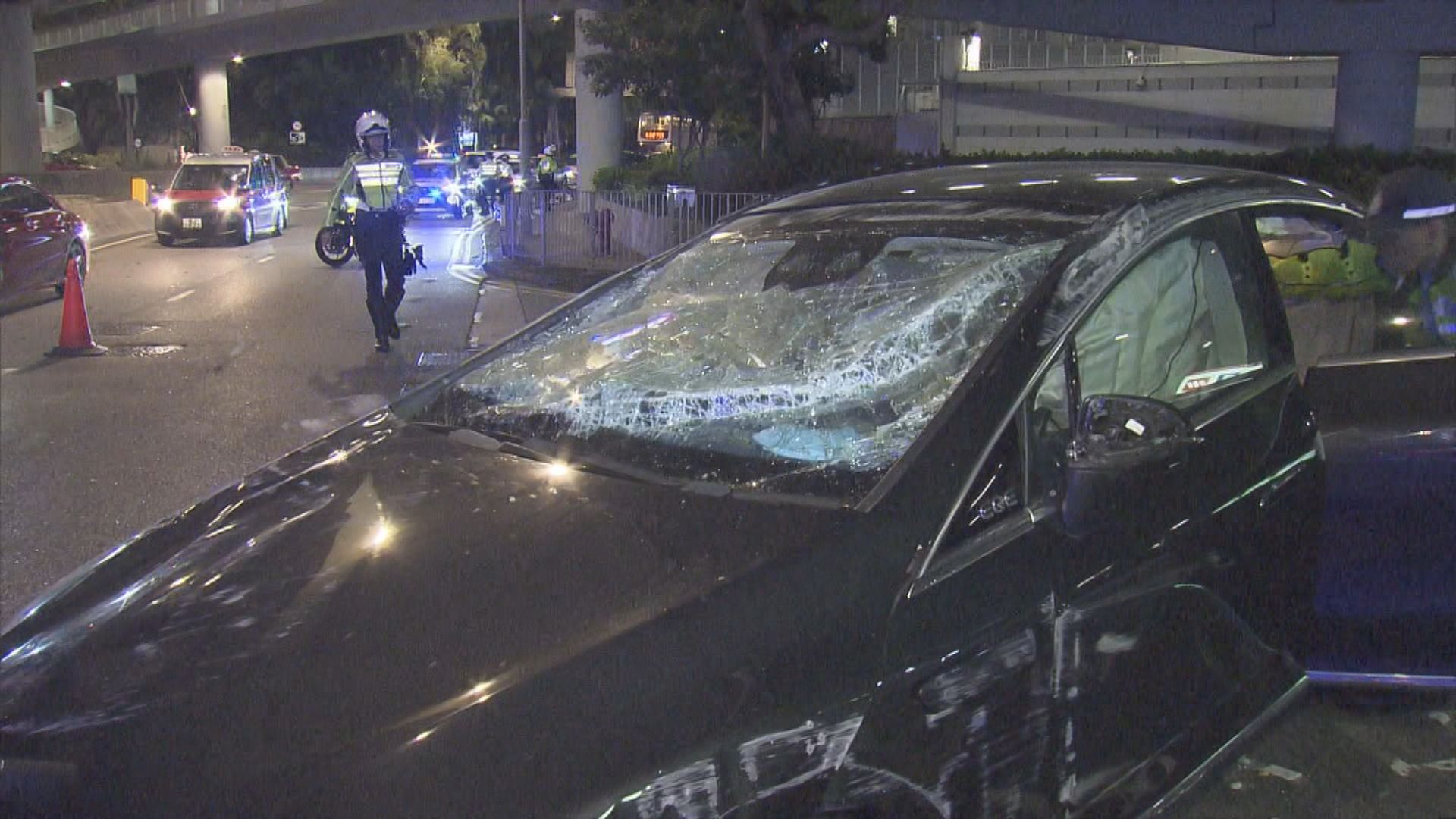 灣仔私家車失事撞壆翻側　司機受傷送院